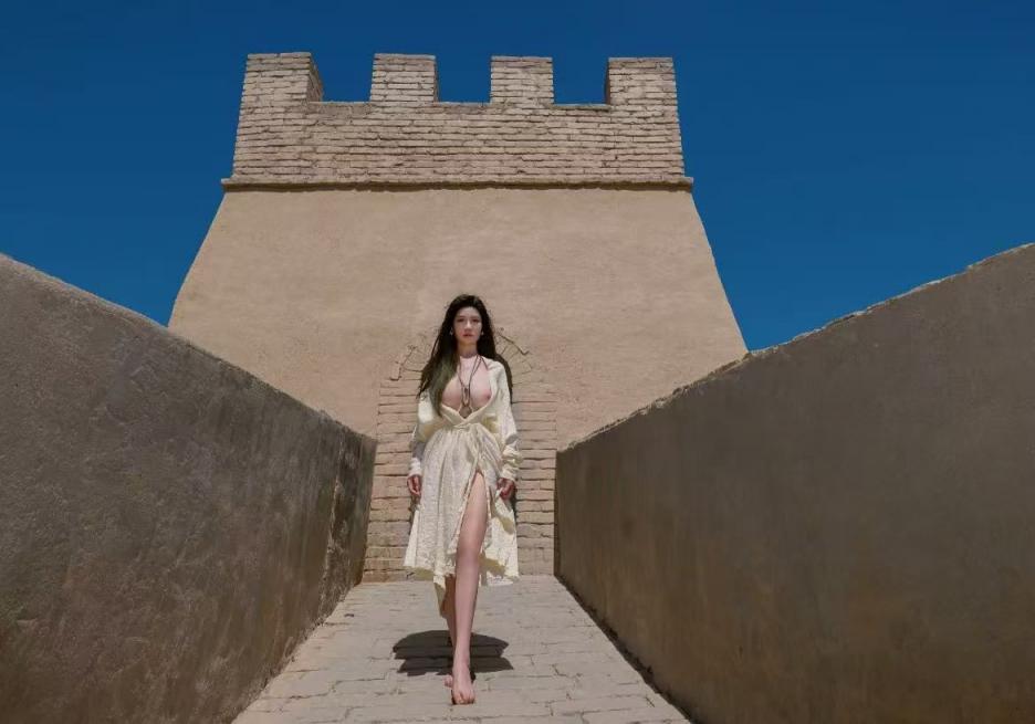 大胸美女长城露出 长城美景因你更美丽[11P]
