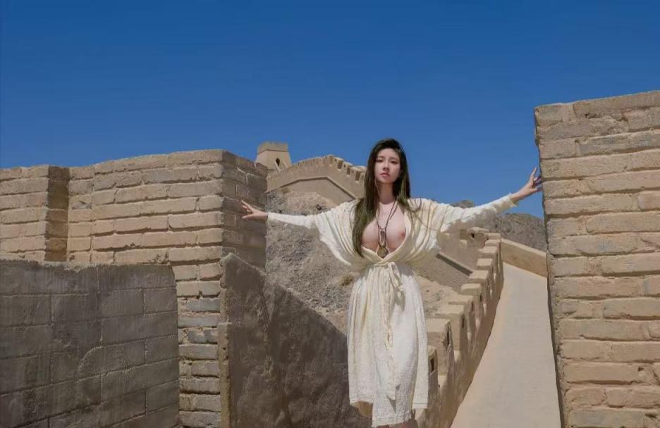 大胸美女长城露出 长城美景因你更美丽[11P]