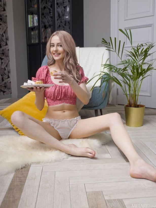 可爱性感的少女对着镜头调情[22P]