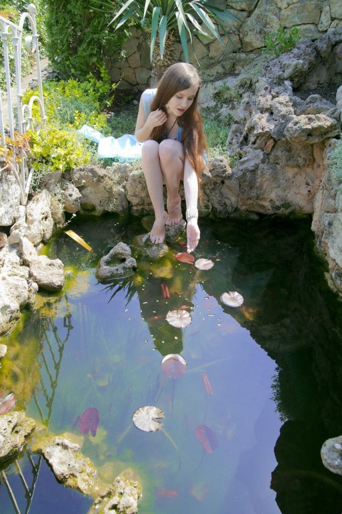 在户外露出大奶子和肥美的少女屁股[25P]