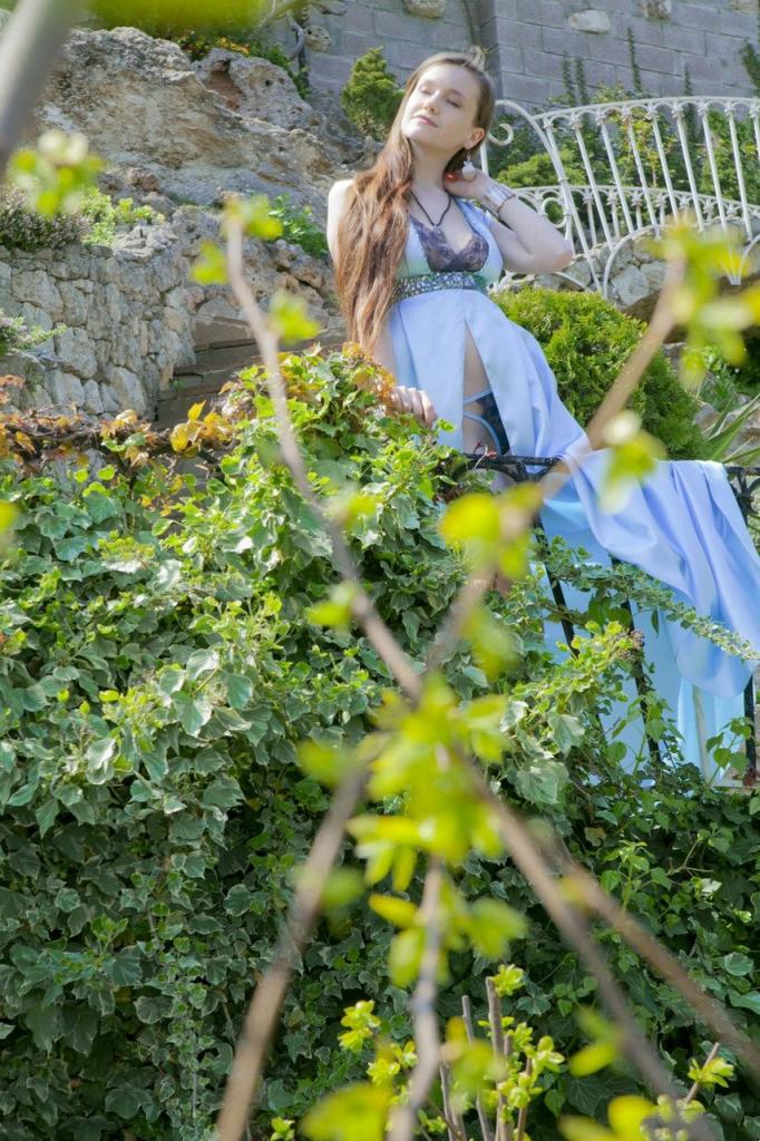 在户外露出大奶子和肥美的少女屁股[25P]