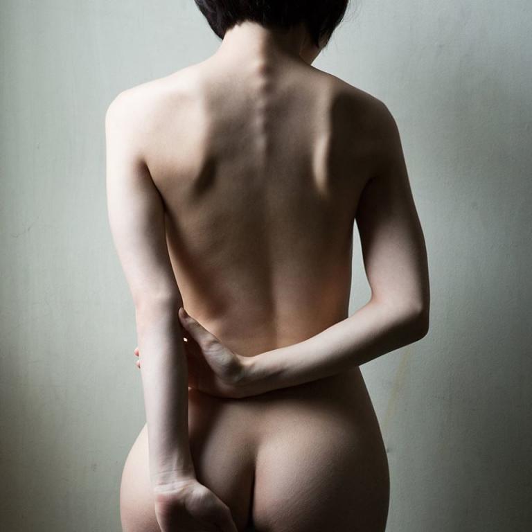 让人微微一硬的全果小美女[25]