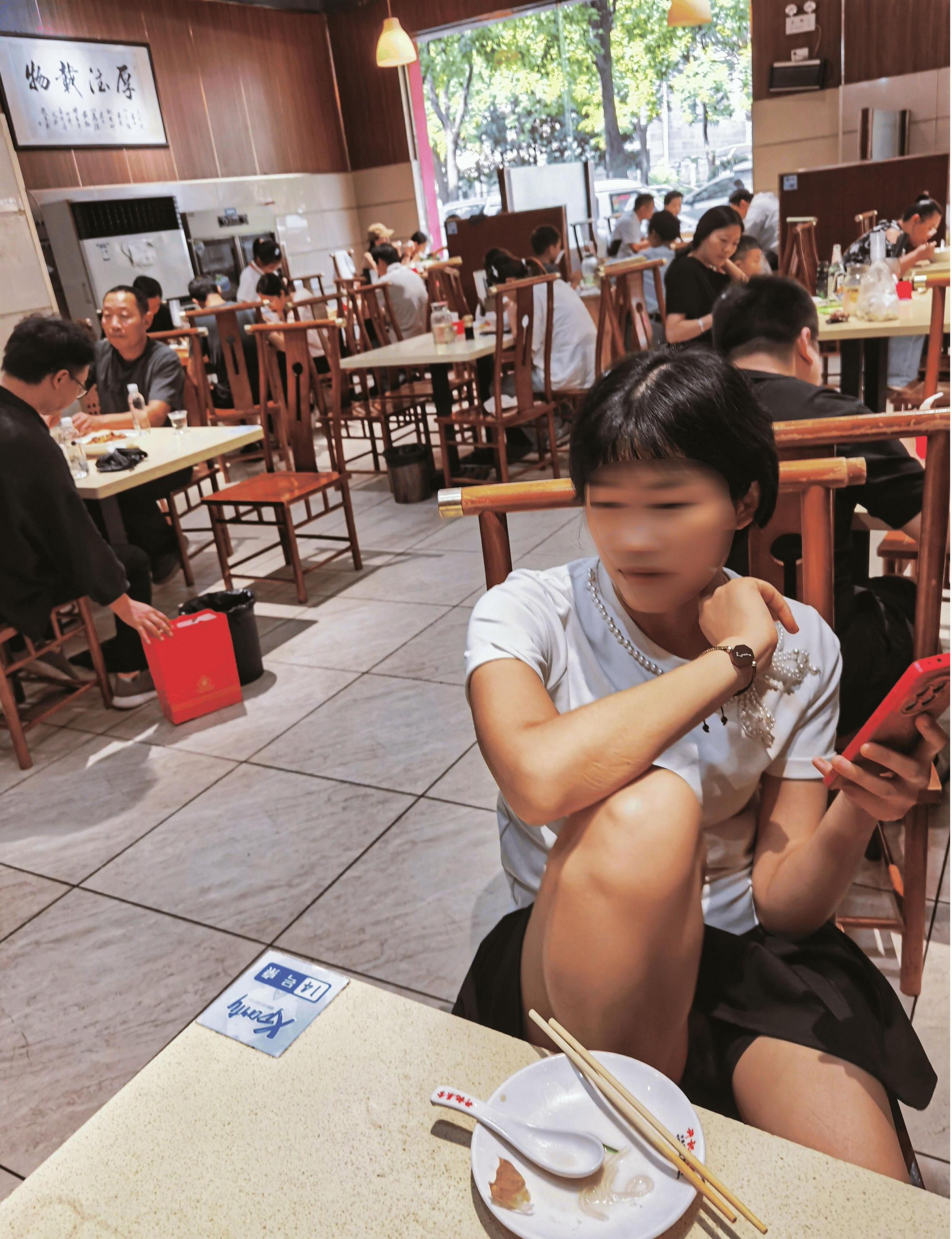 很风骚人妻餐厅露出外拍[20P]