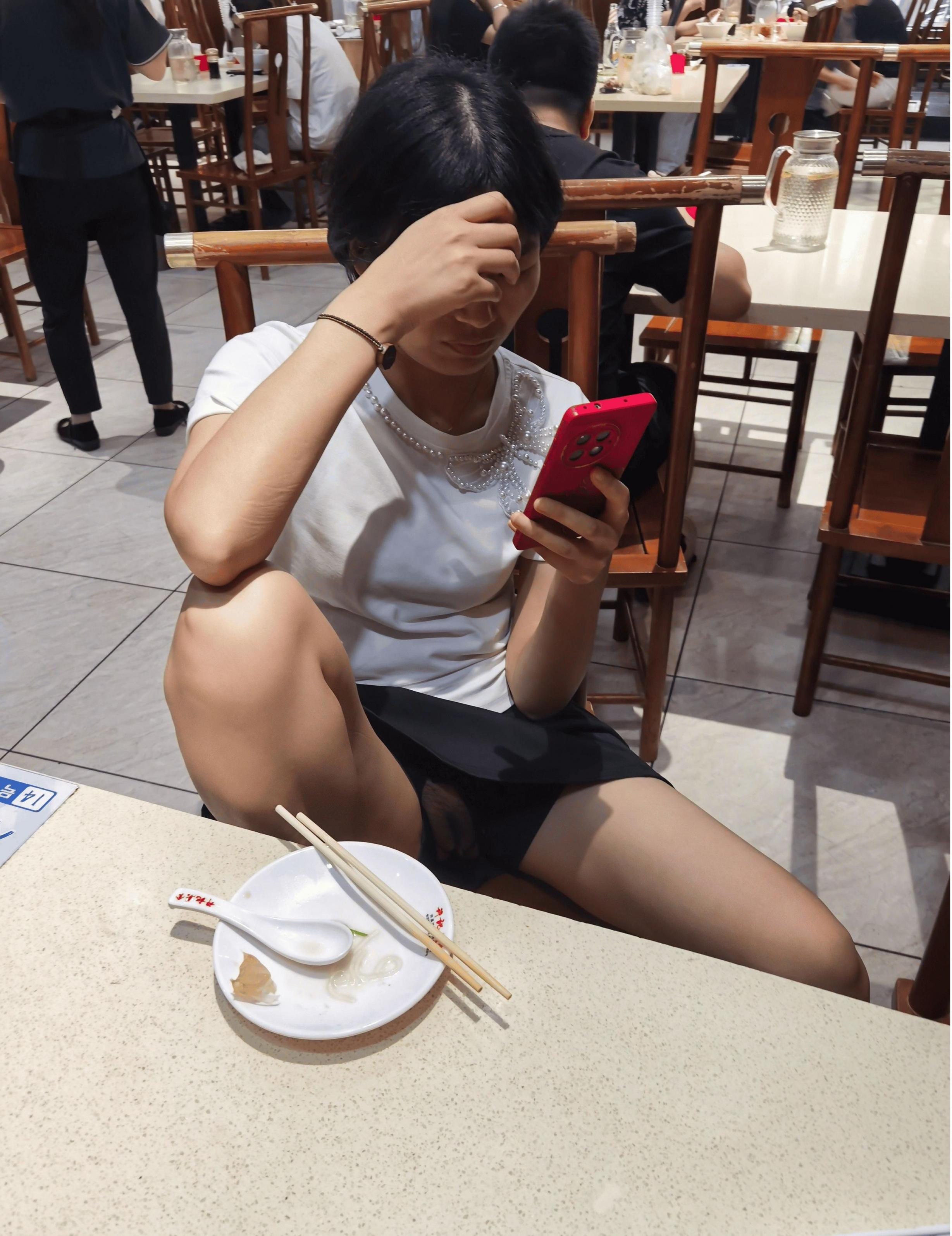 很风骚人妻餐厅露出外拍[20P]