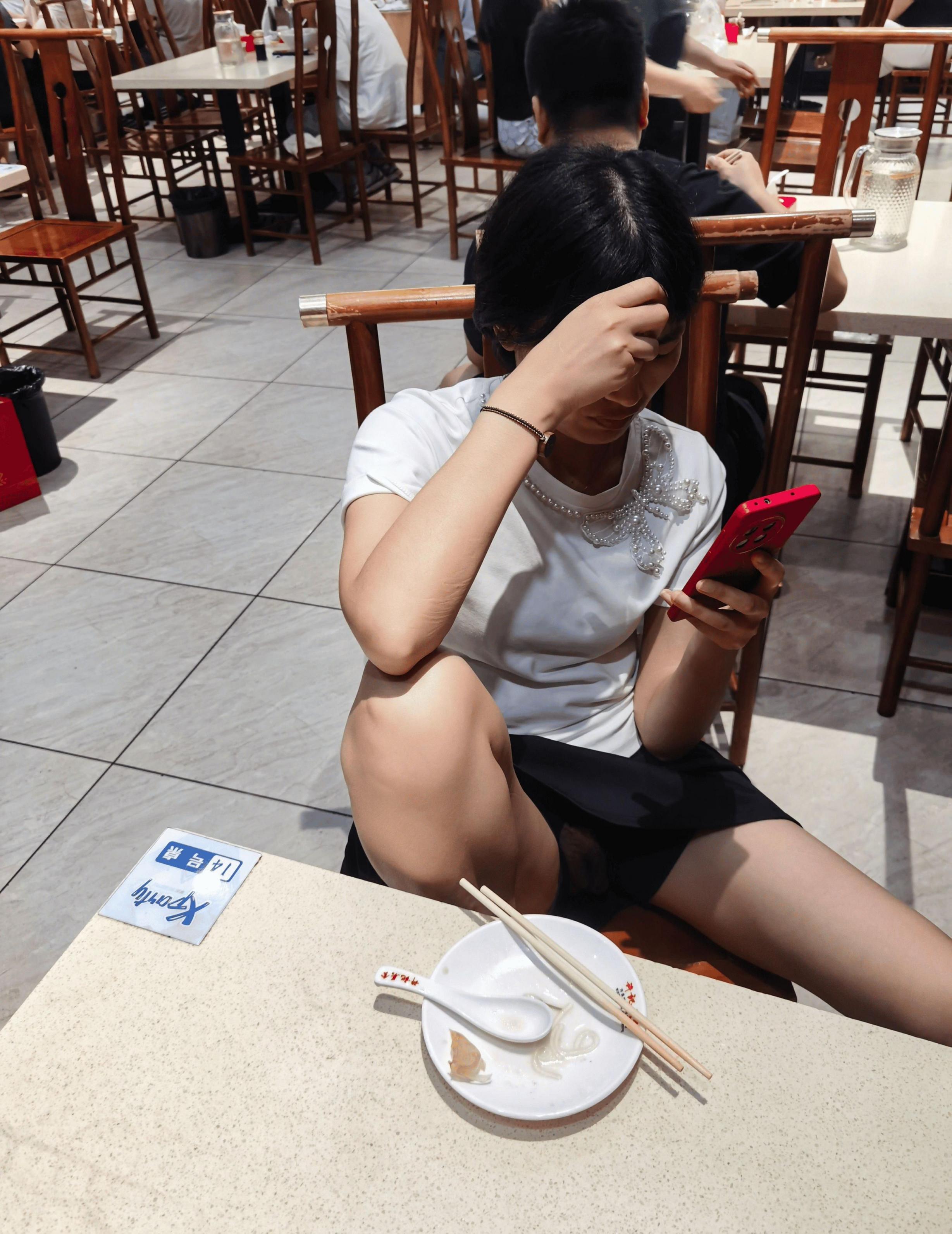 很风骚人妻餐厅露出外拍[20P]