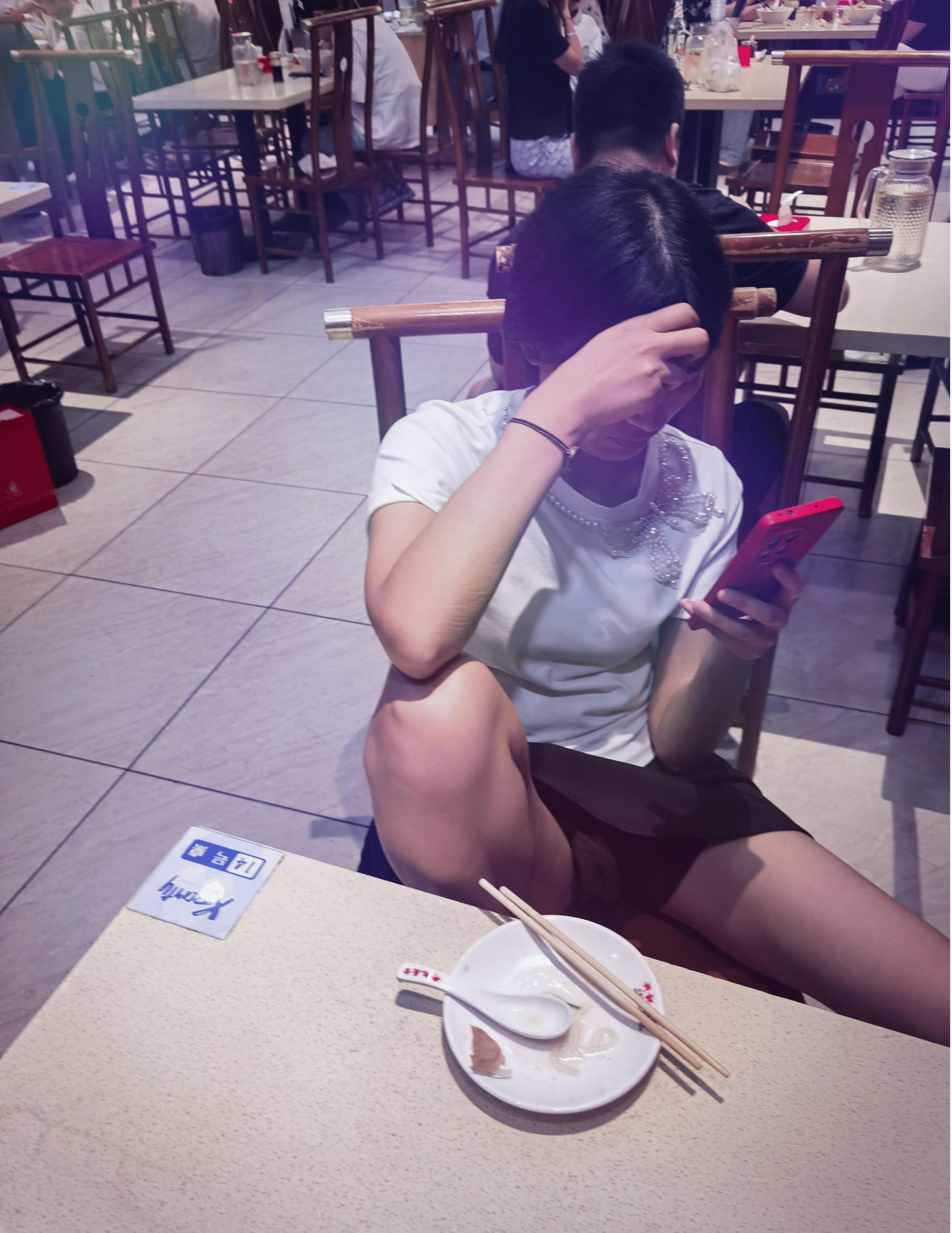 很风骚人妻餐厅露出外拍[20P]