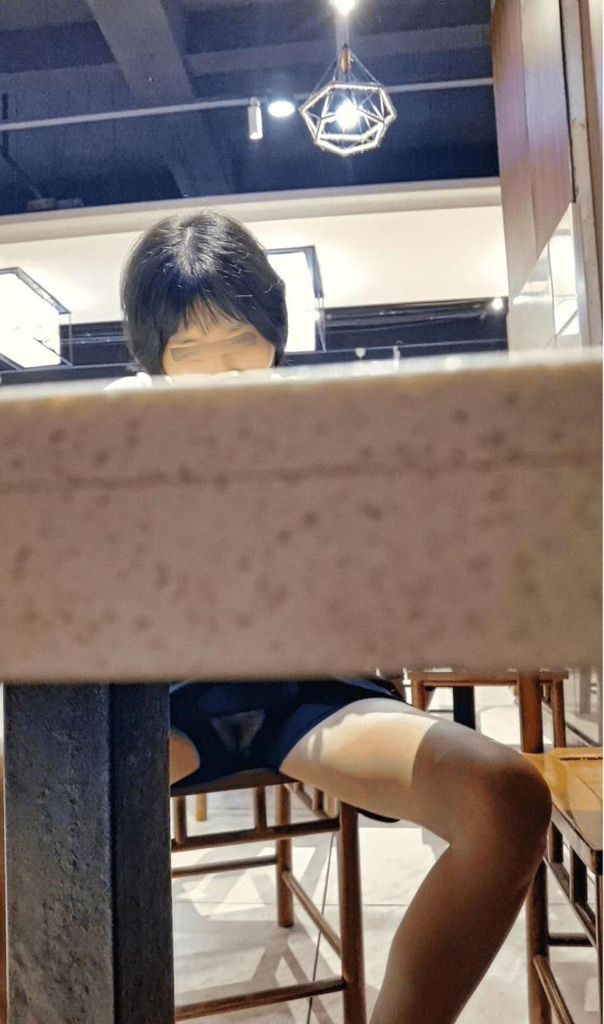 很风骚人妻餐厅露出外拍[20P]