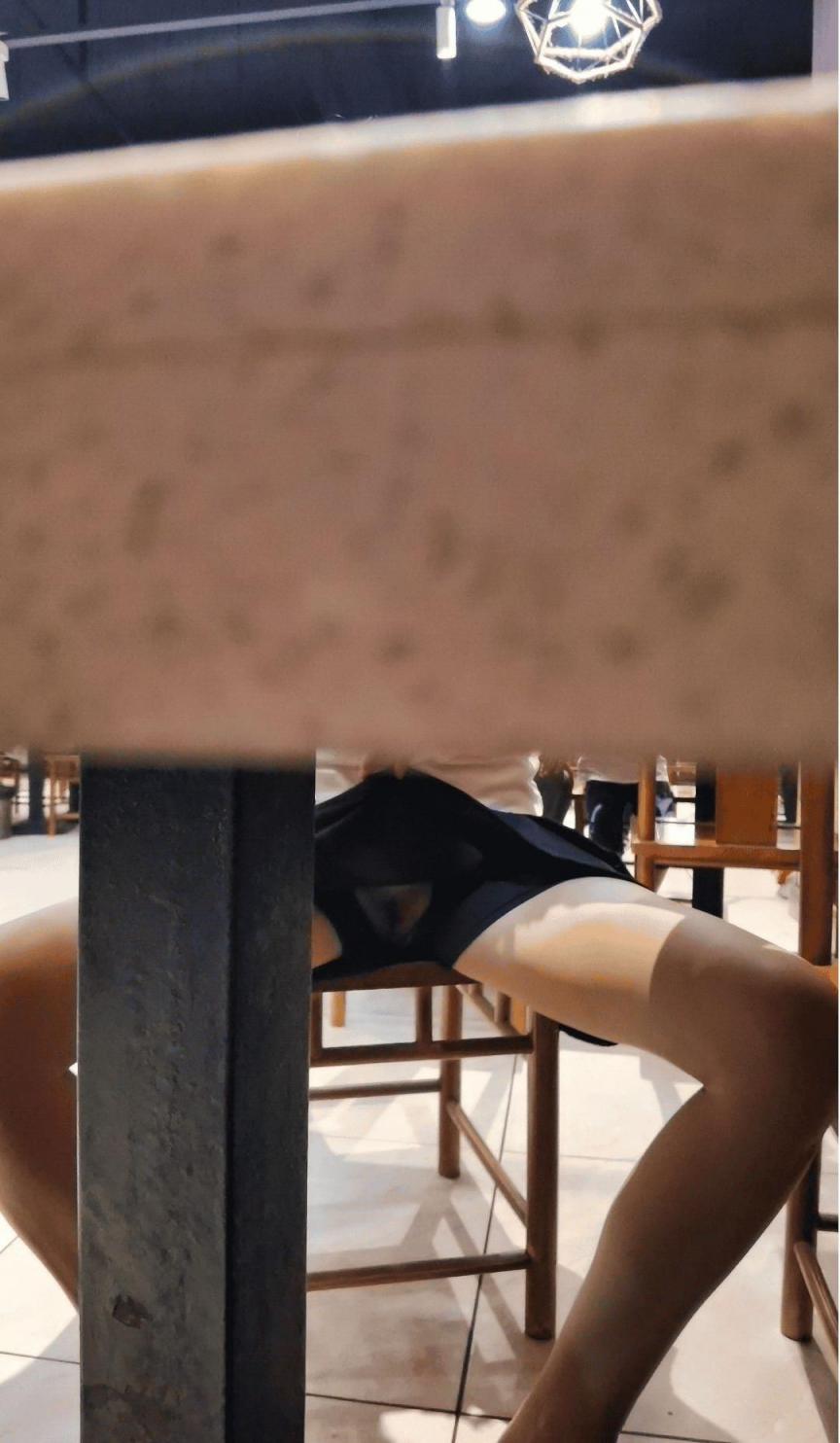 很风骚人妻餐厅露出外拍[20P]