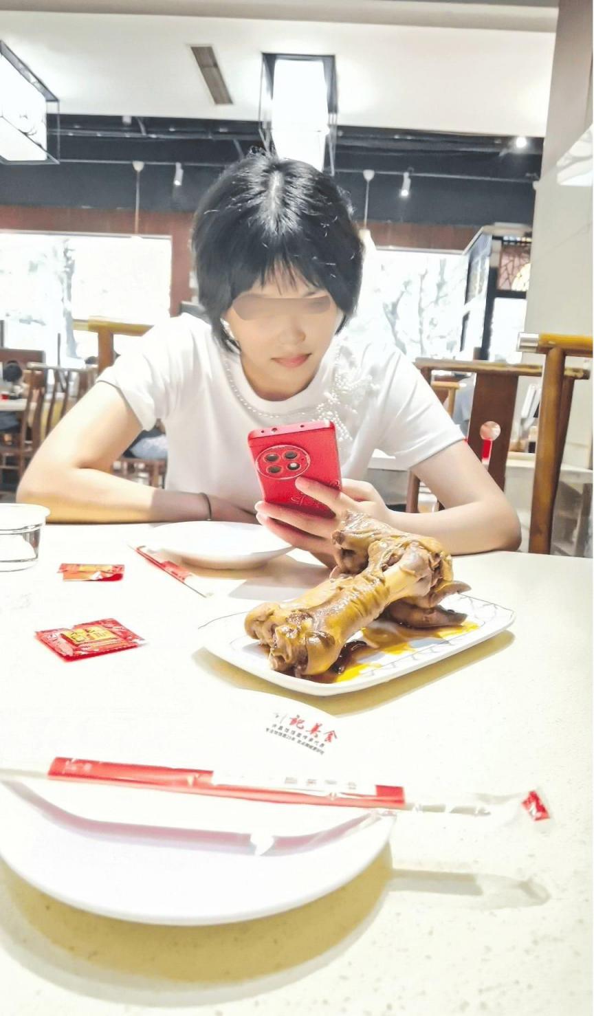 很风骚人妻餐厅露出外拍[20P]