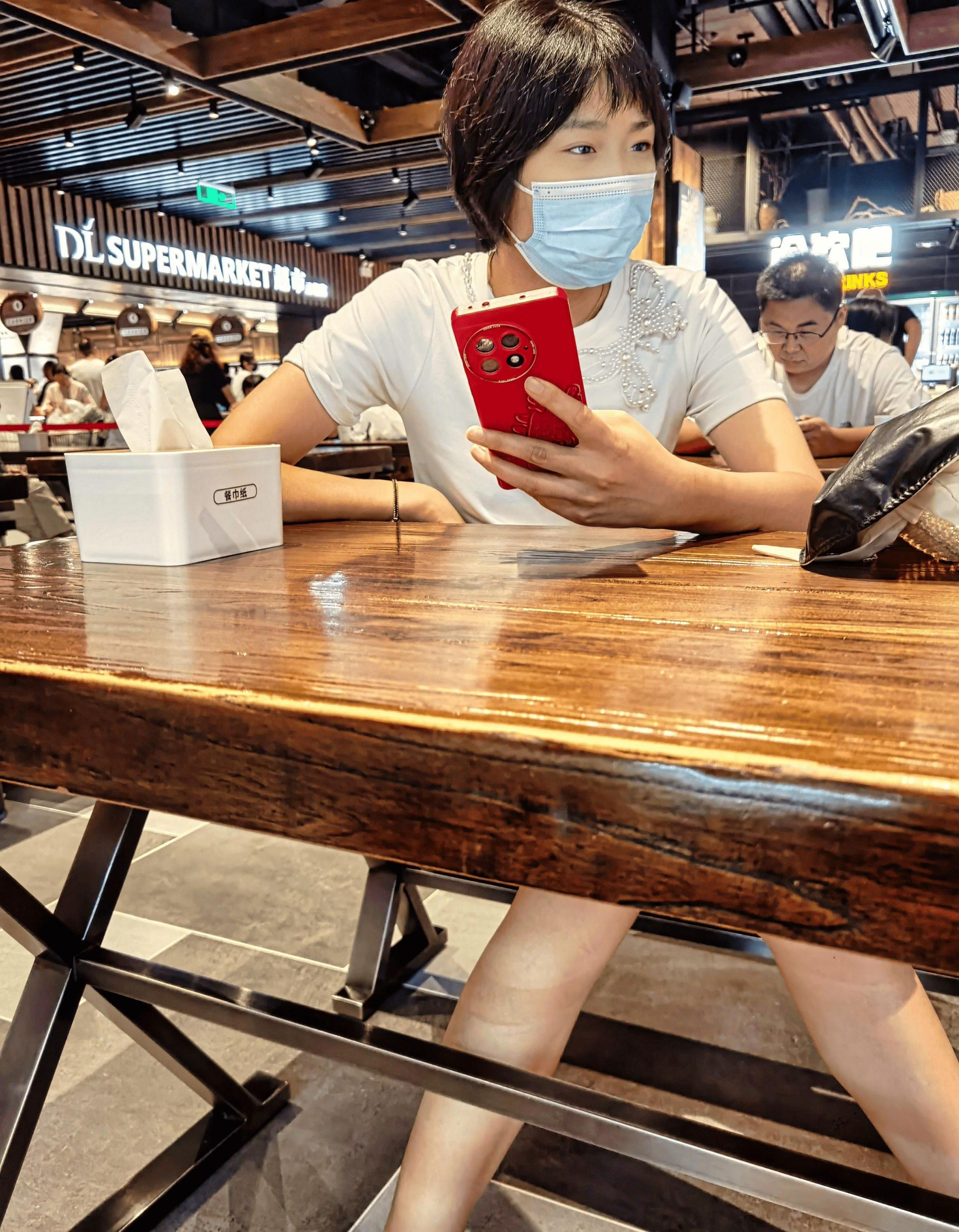 很风骚人妻餐厅露出外拍[20P]