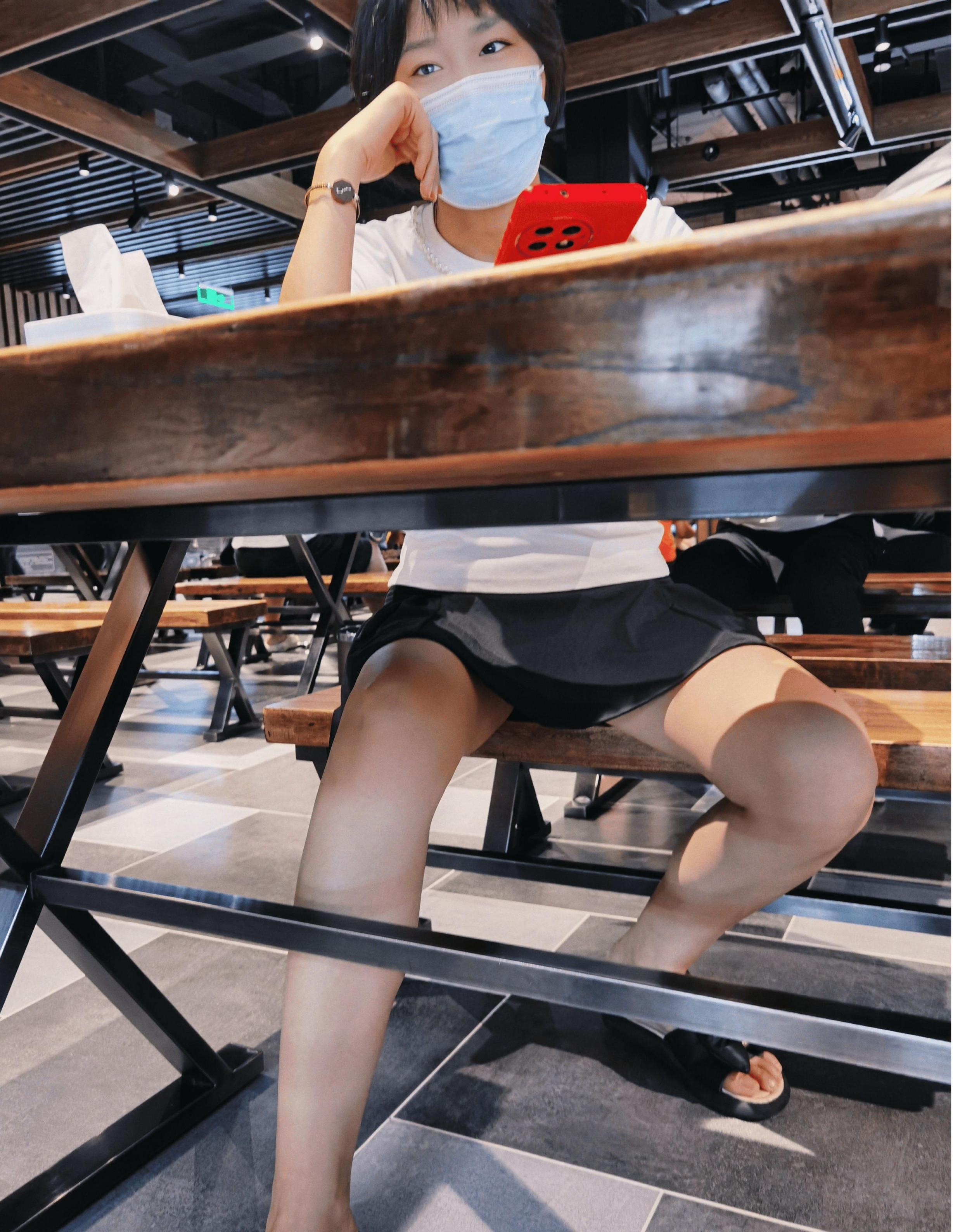 很风骚人妻餐厅露出外拍[20P]