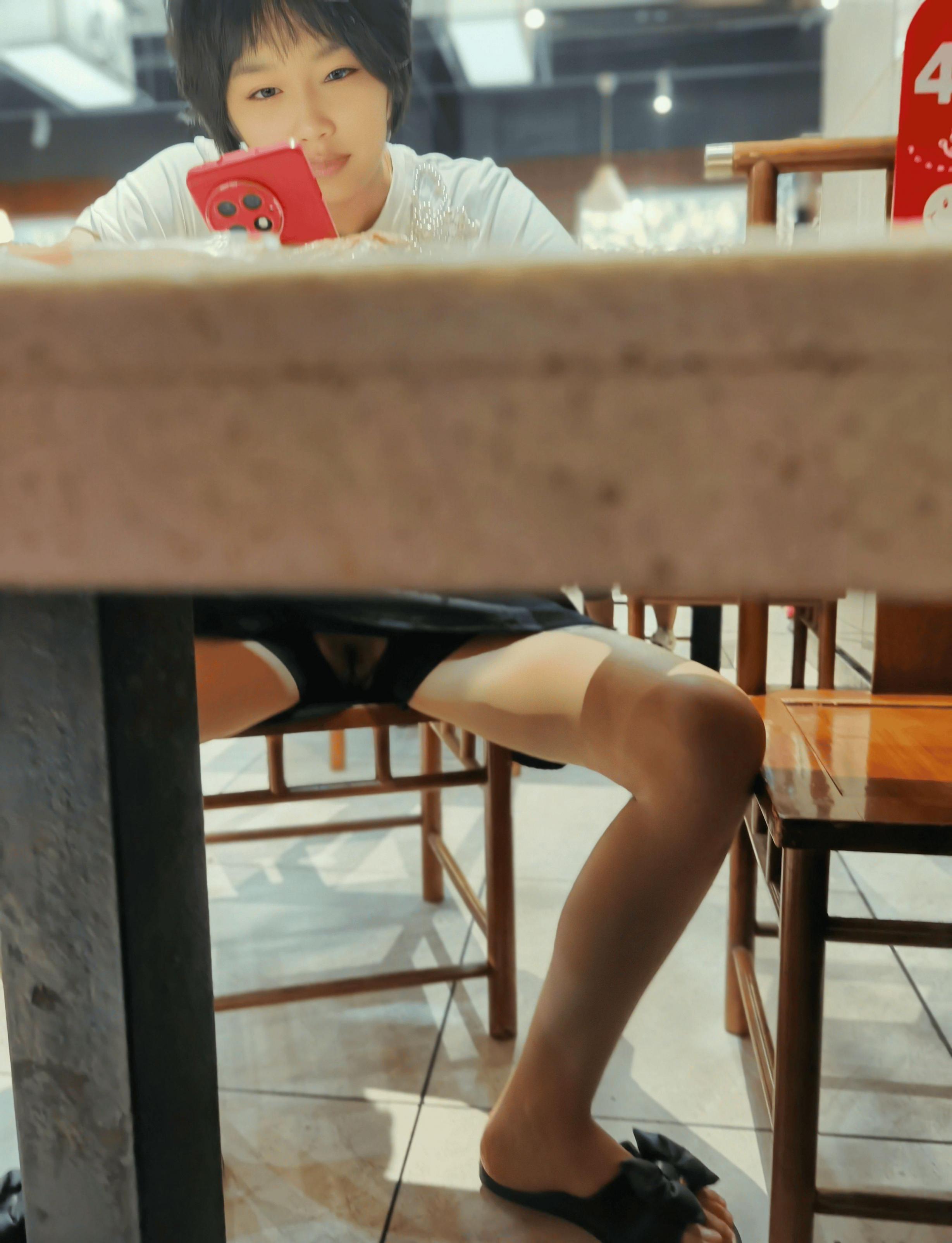 很风骚人妻餐厅露出外拍[20P]