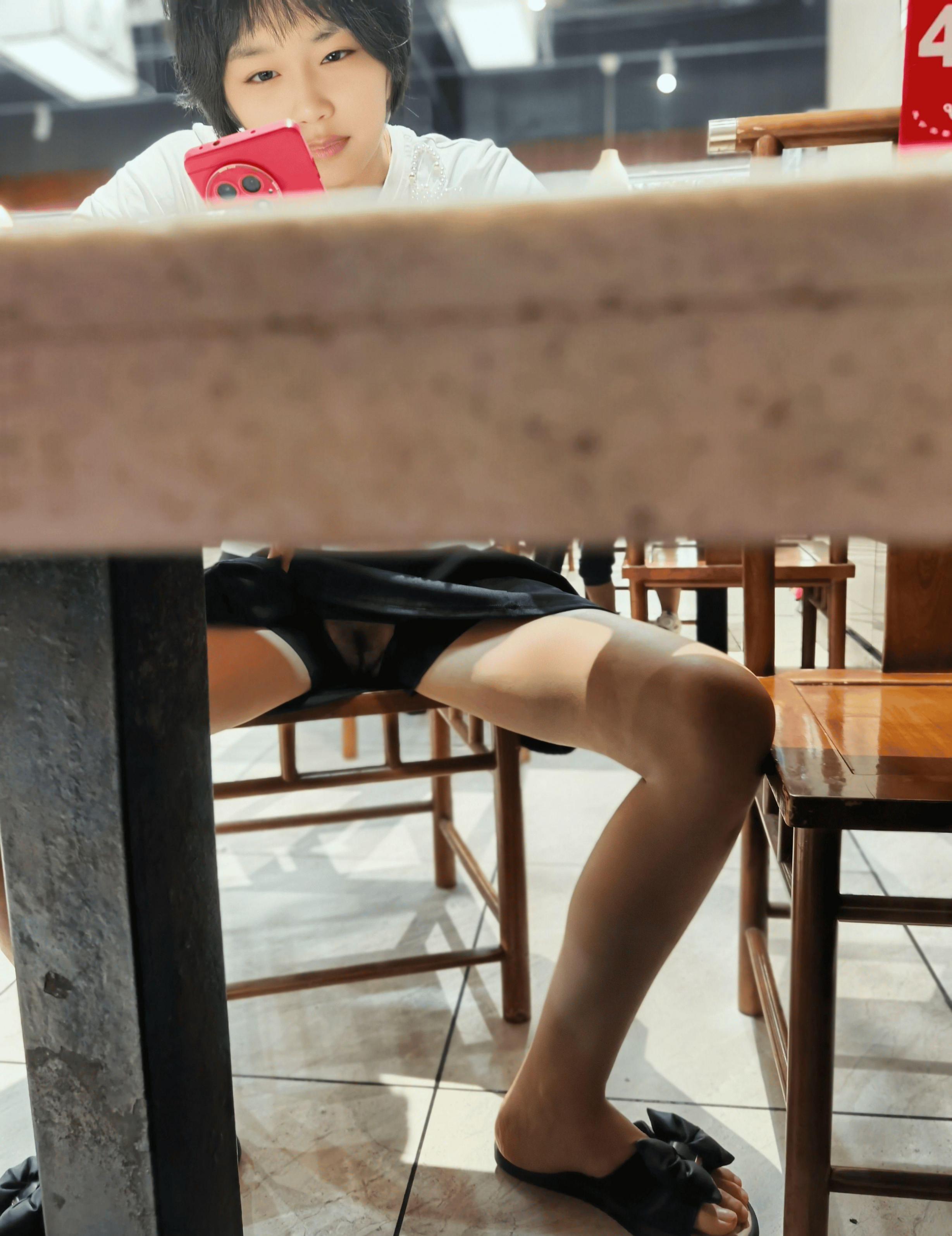 很风骚人妻餐厅露出外拍[20P]