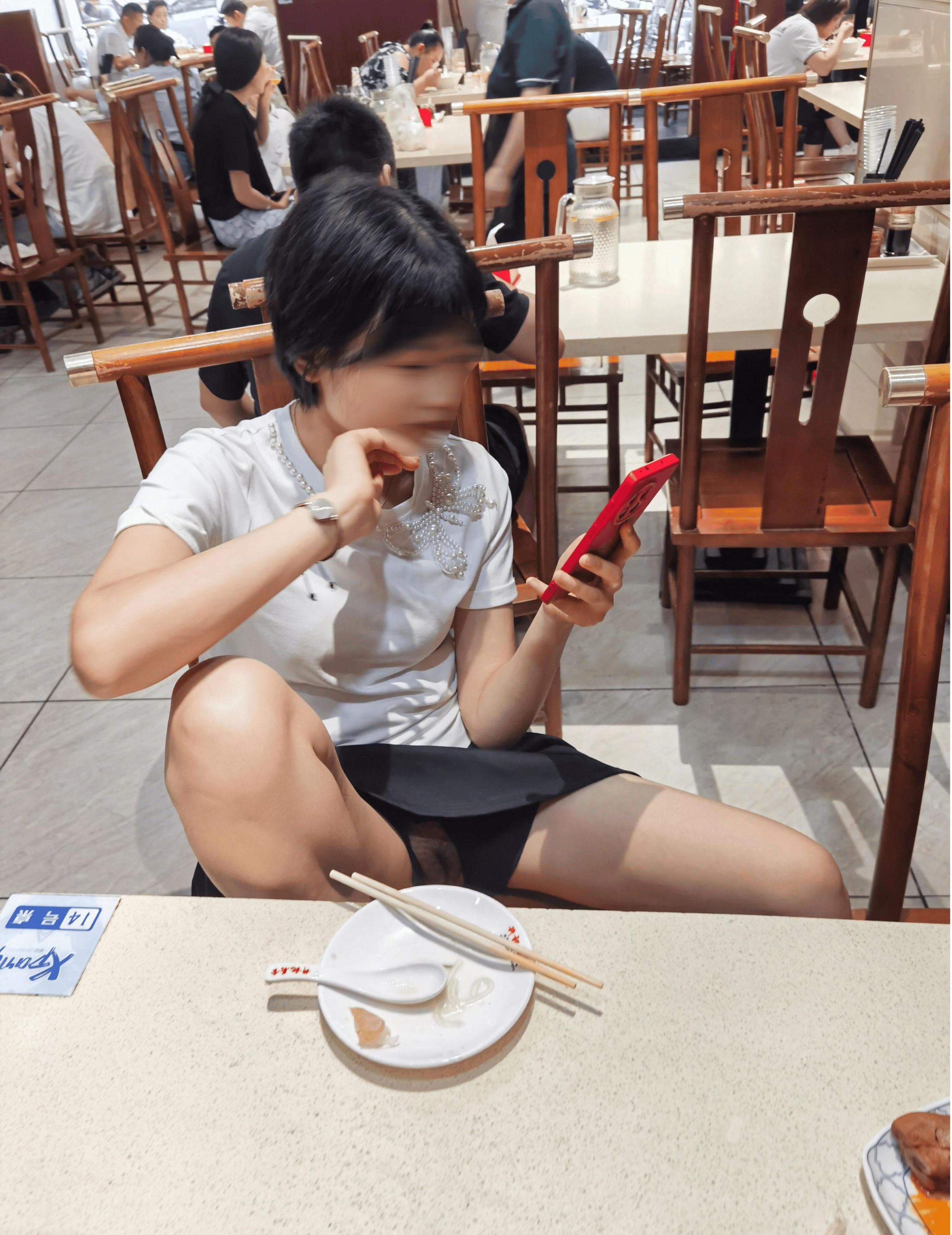 很风骚人妻餐厅露出外拍[20P]