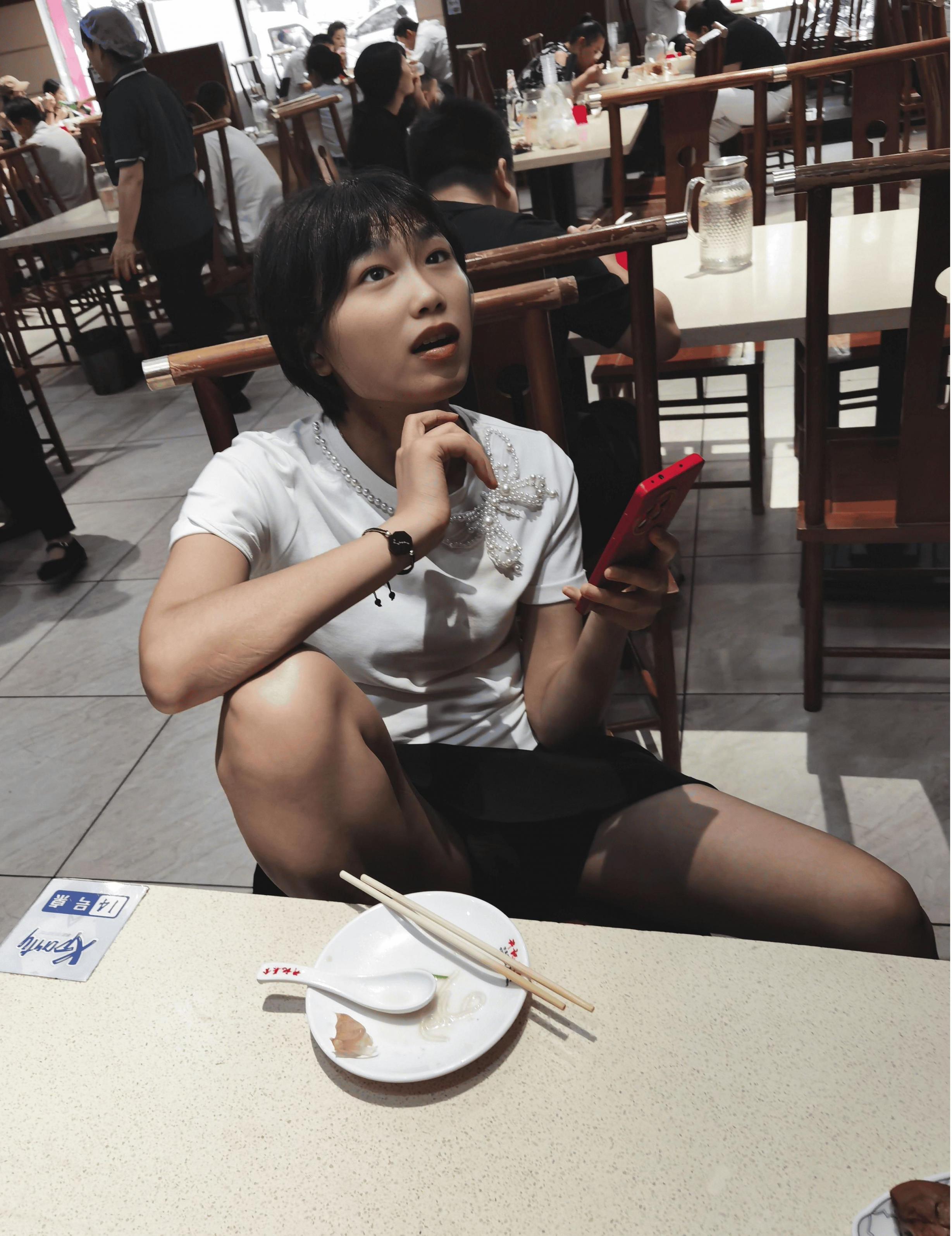 很风骚人妻餐厅露出外拍[20P]