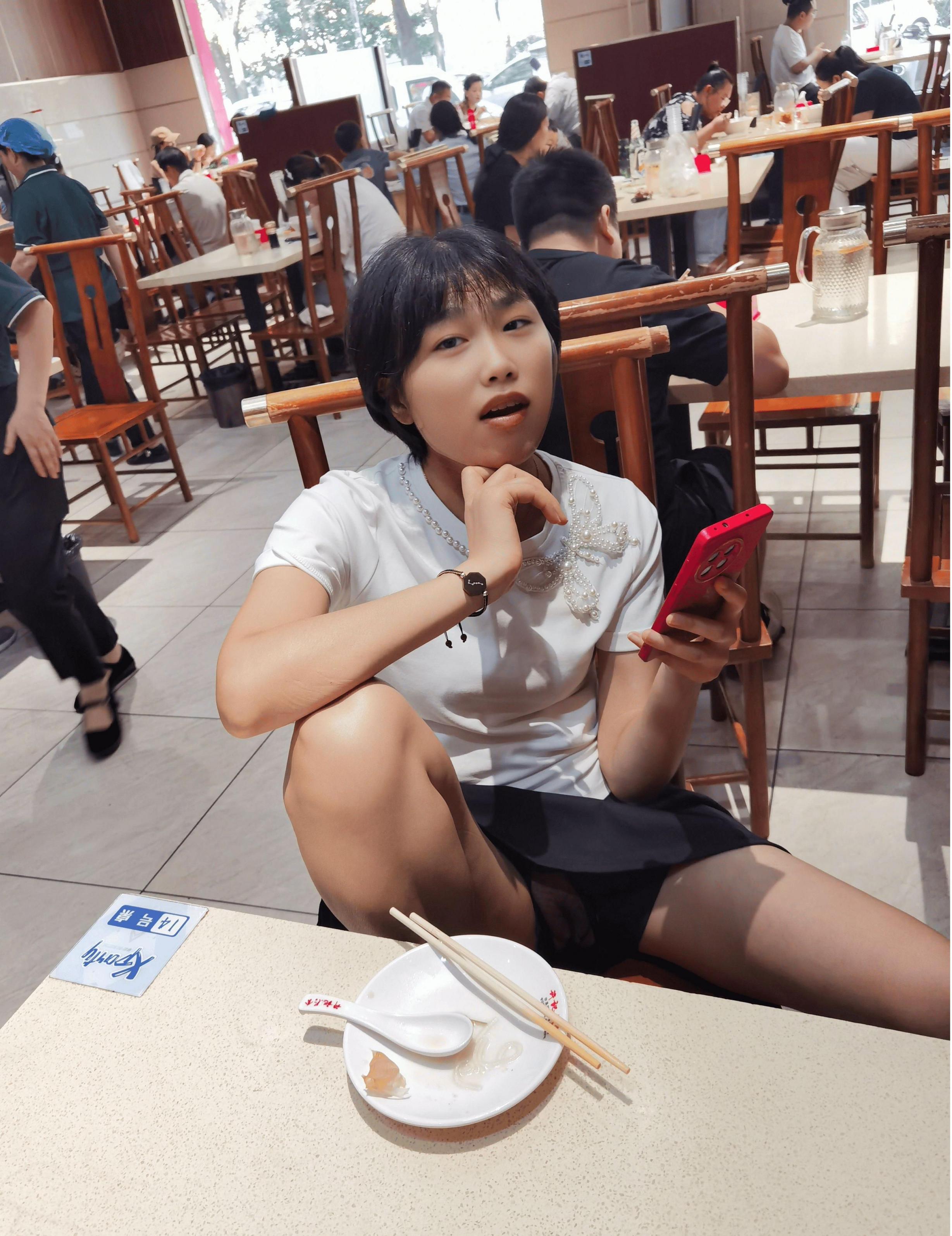 很风骚人妻餐厅露出外拍[20P]