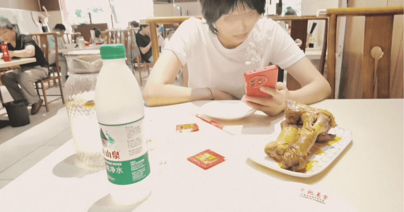 很风骚人妻餐厅露出外拍[20P]