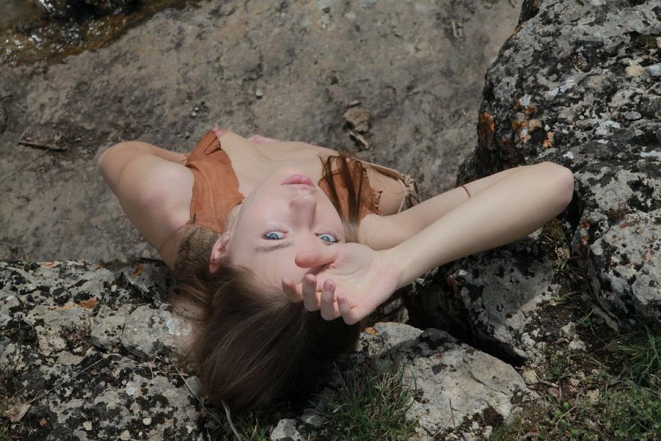 林区一丛女阴毛茸茸性欲发作[22P]