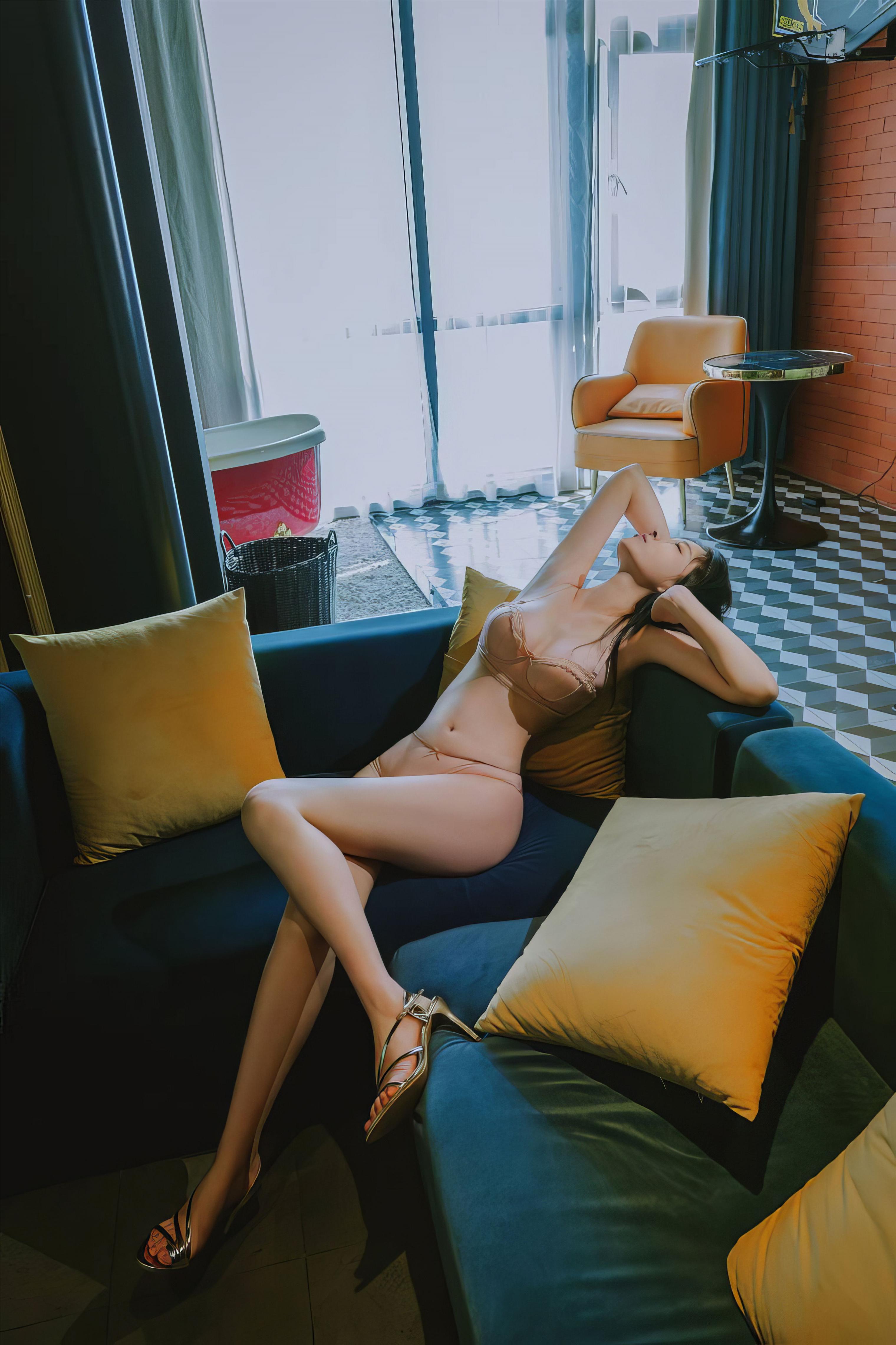 年年 肉色内衣 [24P]