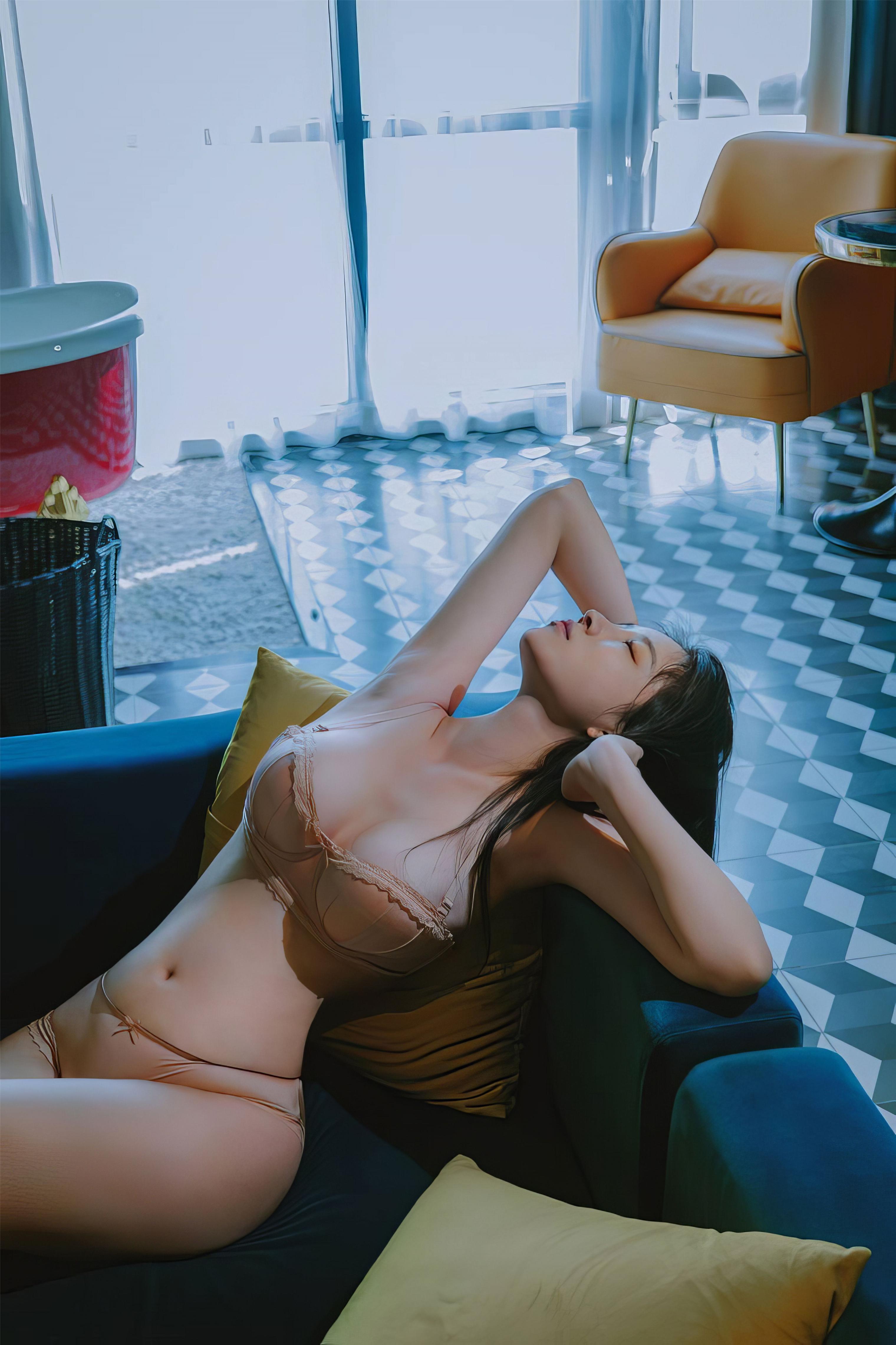 年年 肉色内衣 [24P]