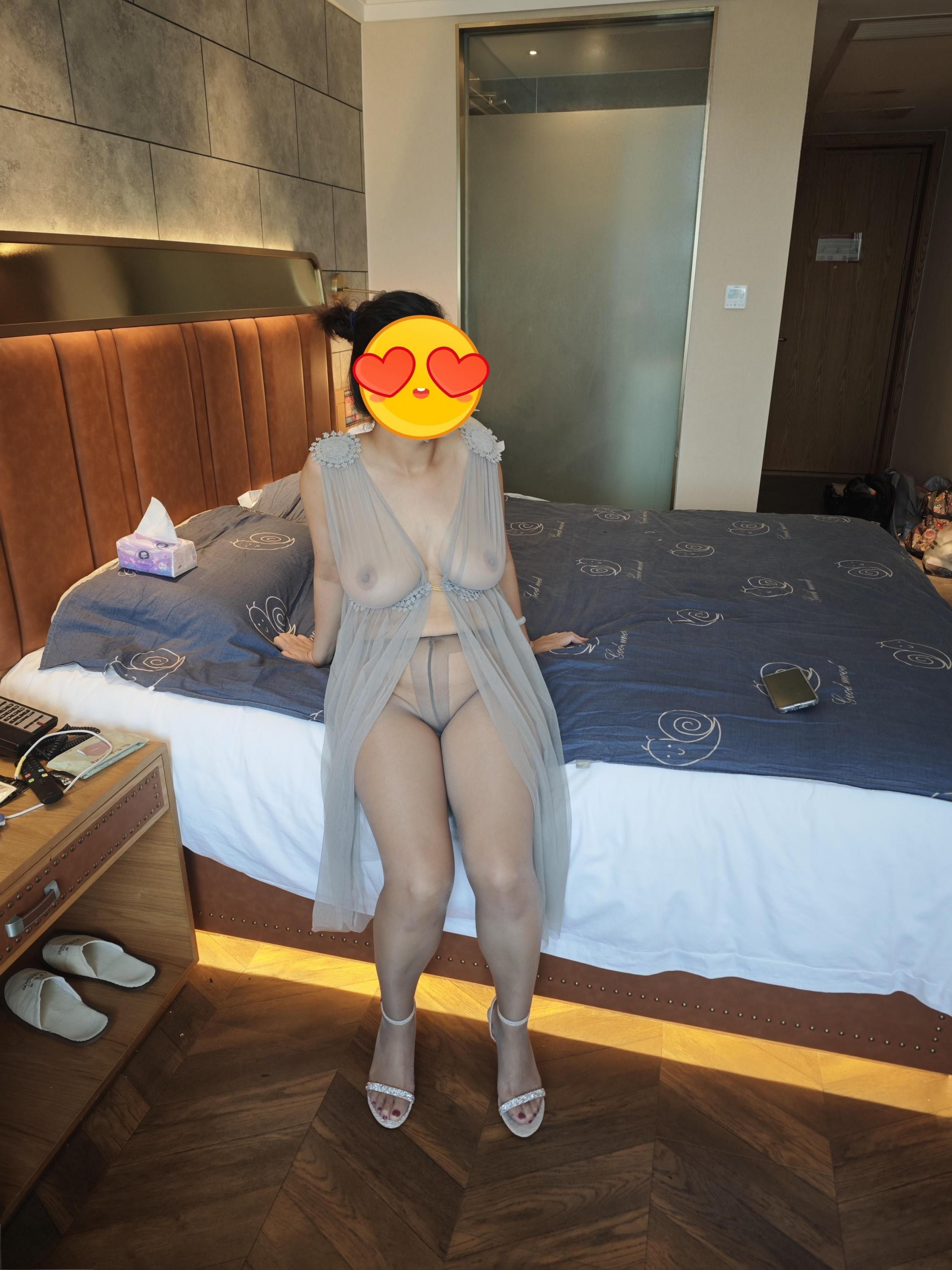 熟女泻火必选E奶肥臀白虎妻[28P]