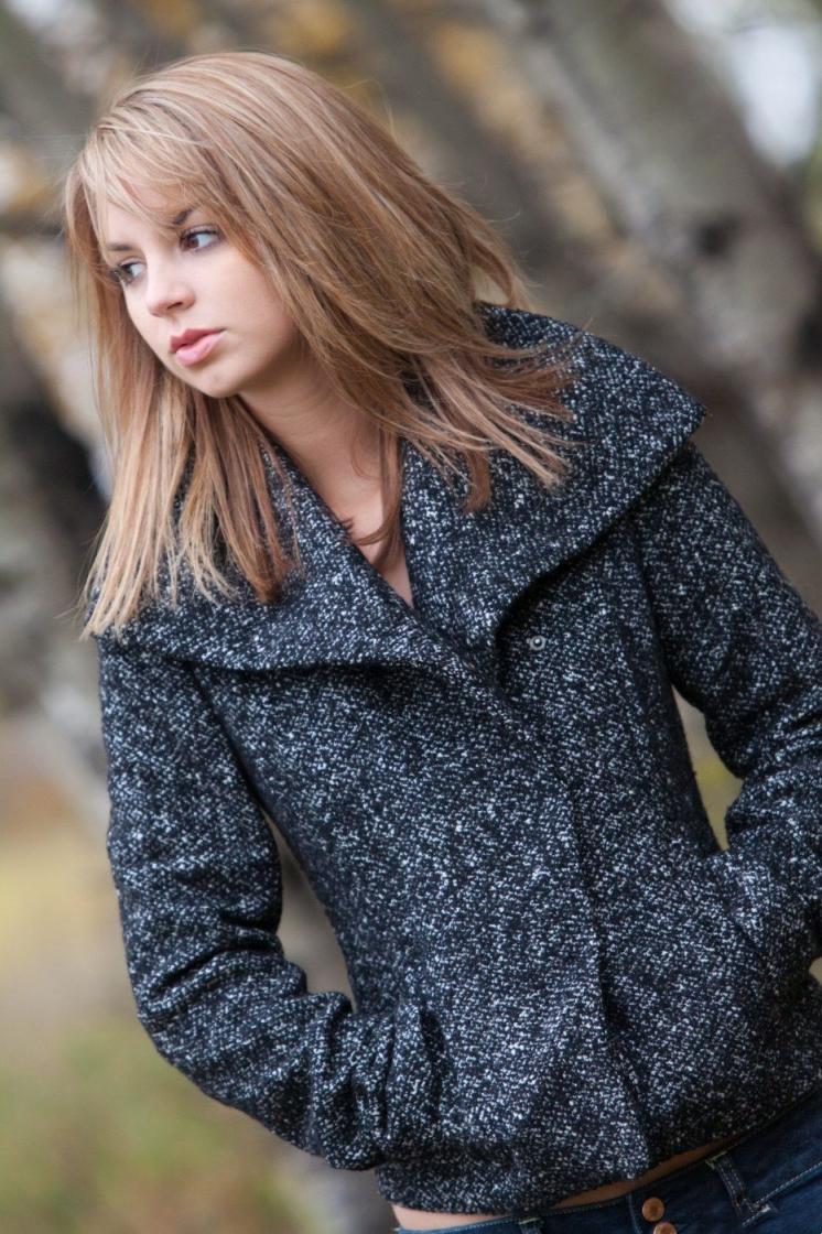 在户外展现她苗条健美的身材和饱满的乳头[33P]