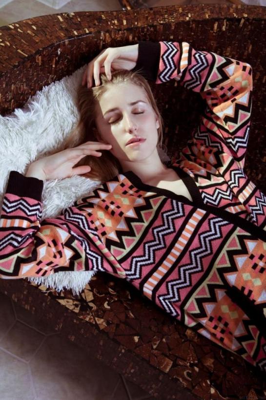 展示她的天然乳房和毛茸茸的阴道[23P]