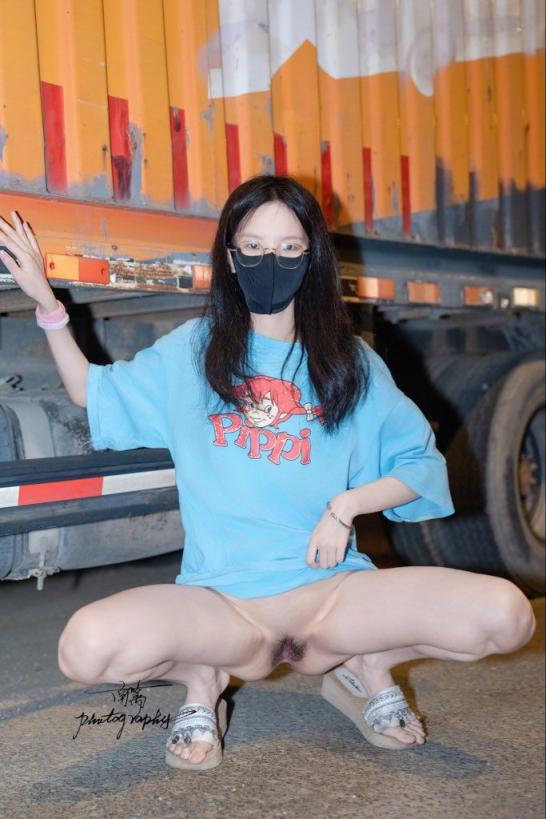 喜欢露出又骚得小婊砸[18P]