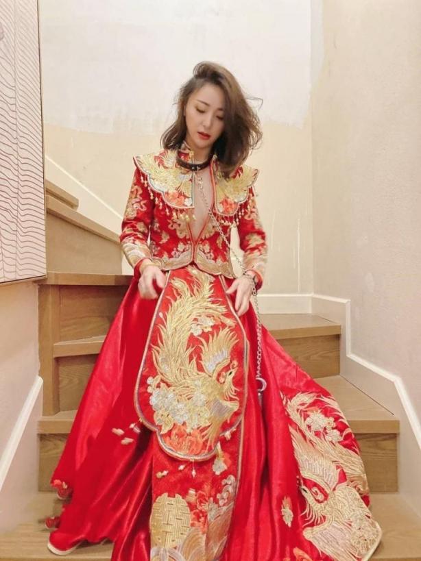 人妻穿婚纱露出自拍[12P]