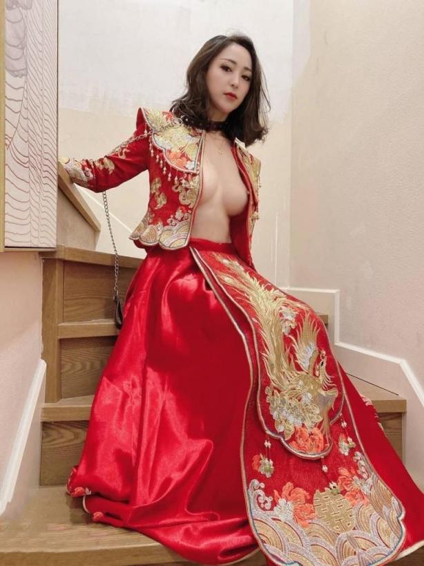 人妻穿婚纱露出自拍[12P]