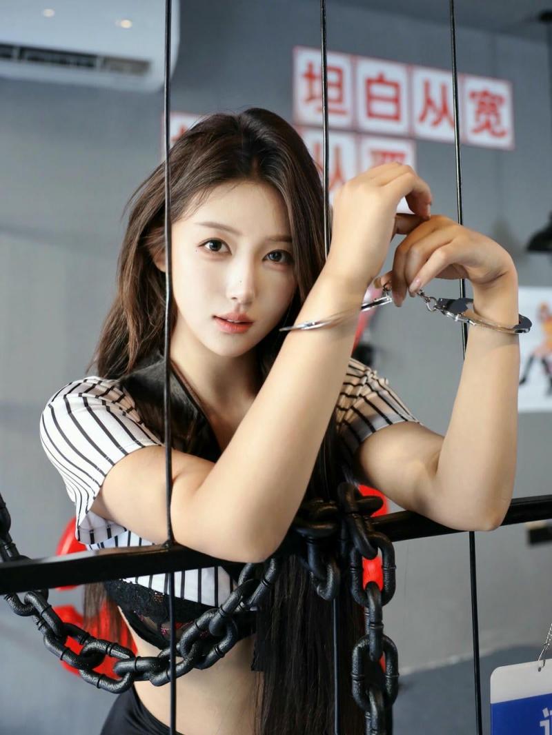 制服诱惑之女狱警的屈服 [118P]