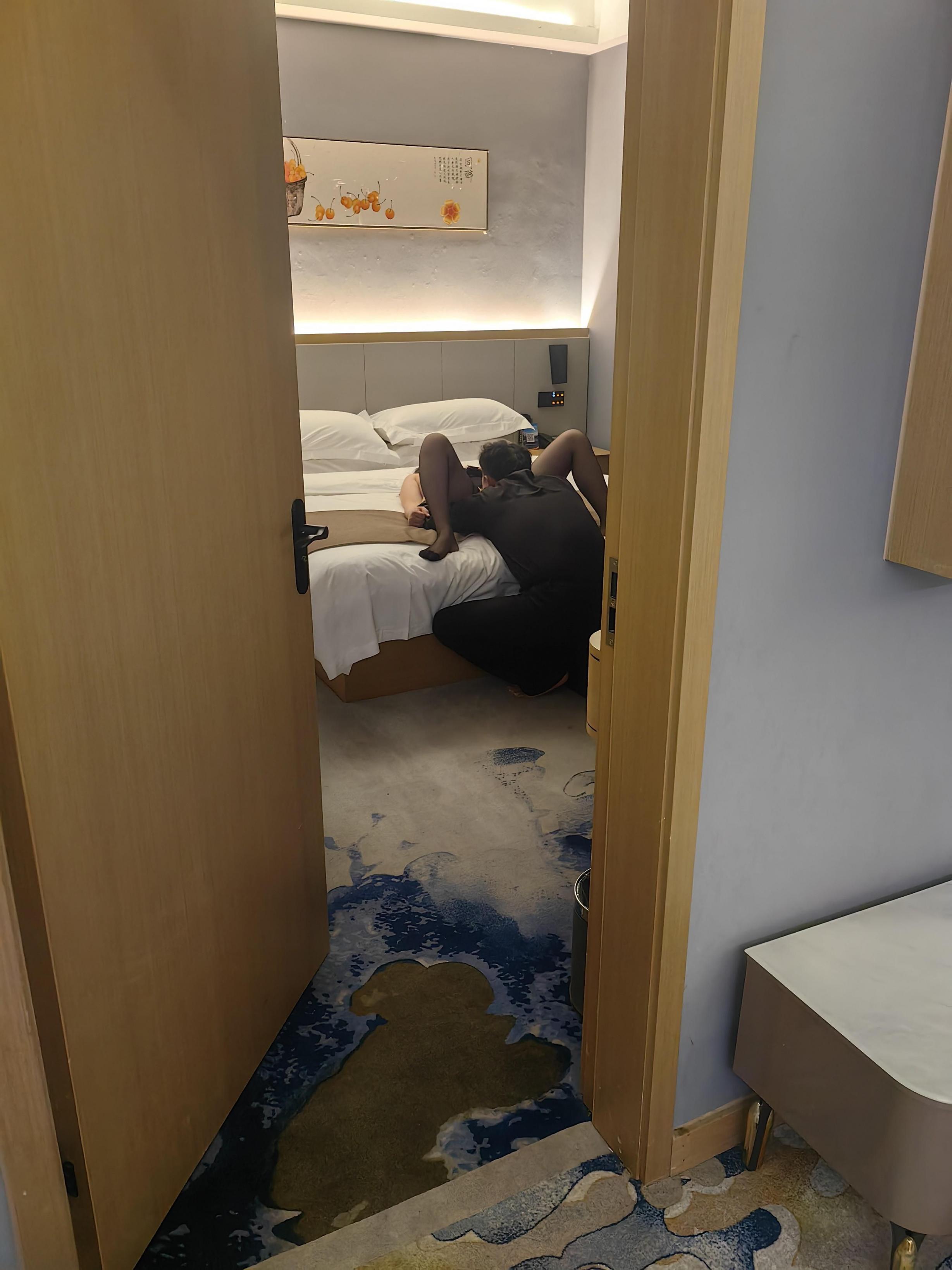 骗老婆蒙眼，联合网友3P轮流无套中出[20P6GIF]