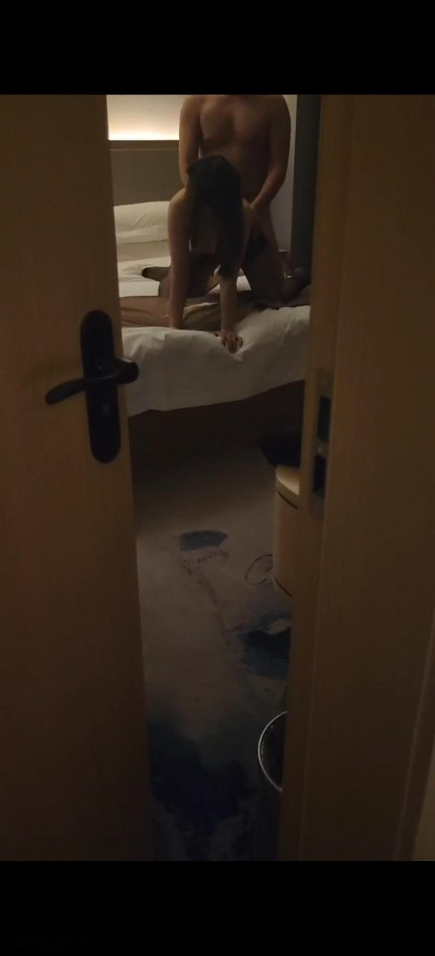 骗老婆蒙眼，联合网友3P轮流无套中出[20P6GIF]