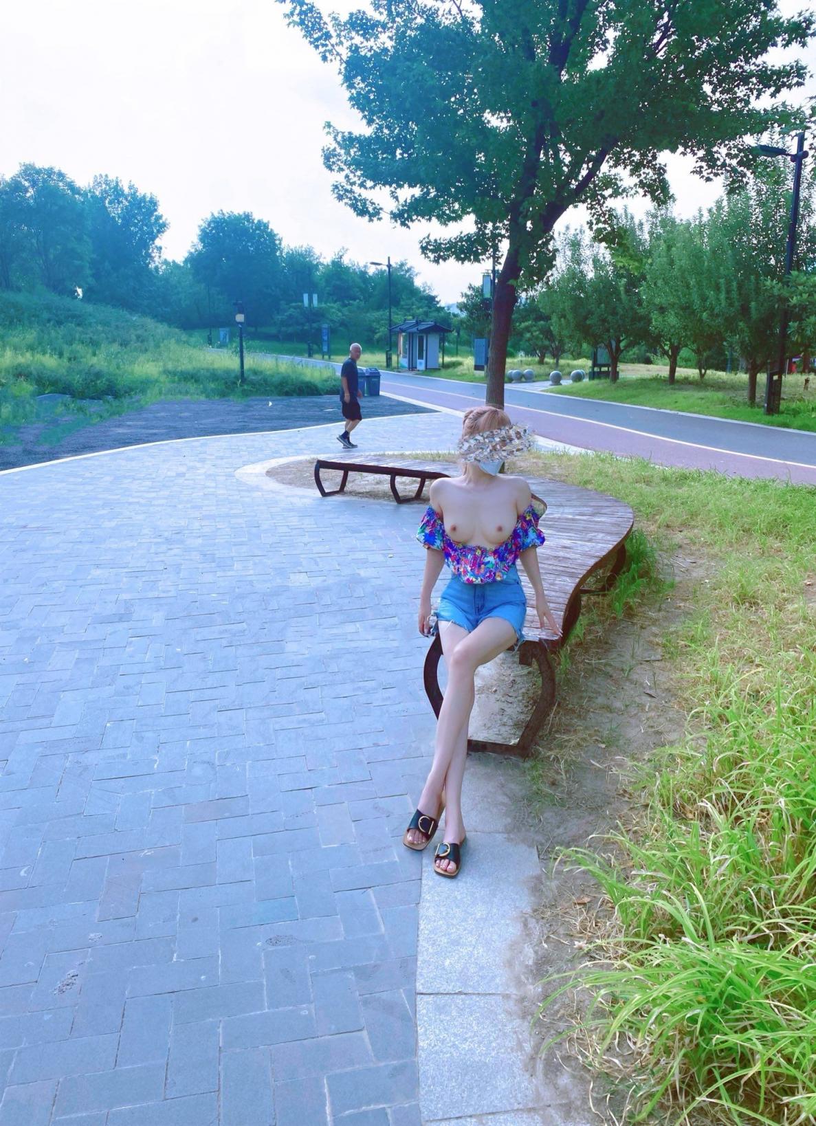 爱露出的人妻完美的奶子,完美的身材[15P]