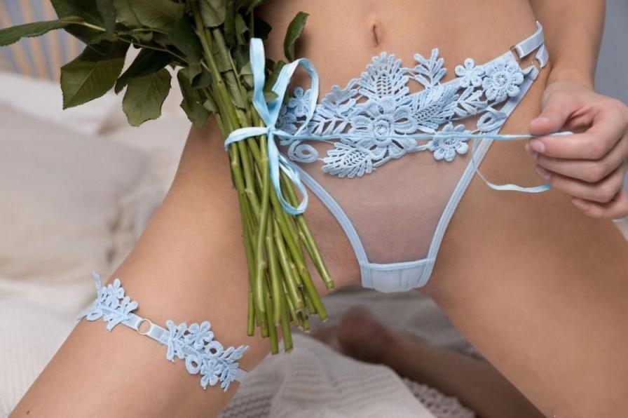 金发少女身着蓝色透视蕾丝内衣，展现出她性感纤细的身材[27P]