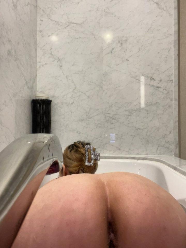 反差婊她半推半就，张嘴就含了进去……  [120P]