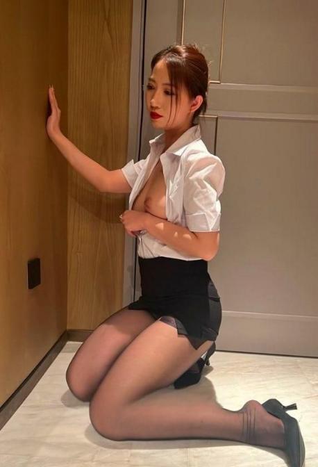 反差婊她半推半就，张嘴就含了进去……  [120P]