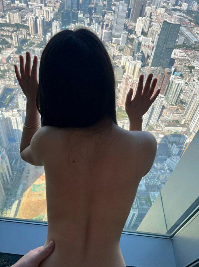 反差婊她半推半就，张嘴就含了进去……  [120P]