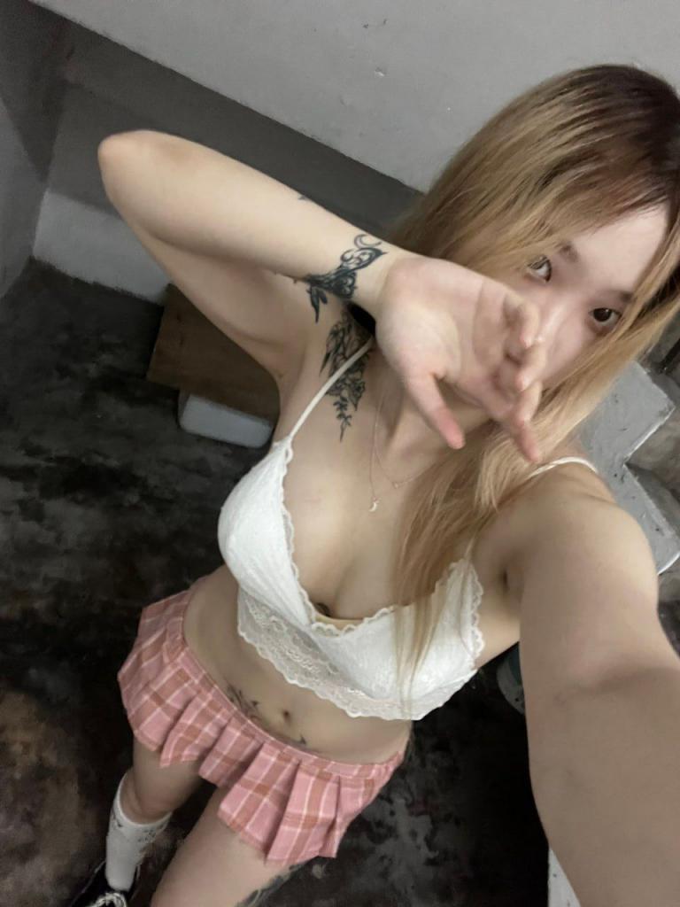 反差婊她半推半就，张嘴就含了进去……  [120P]