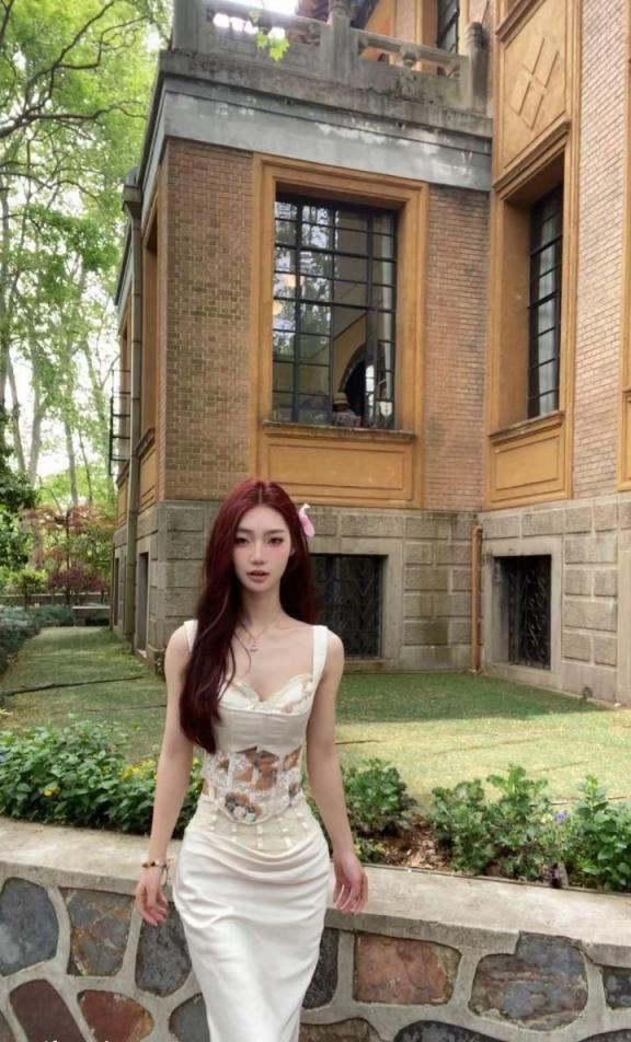 反差婊她半推半就，张嘴就含了进去……  [120P]