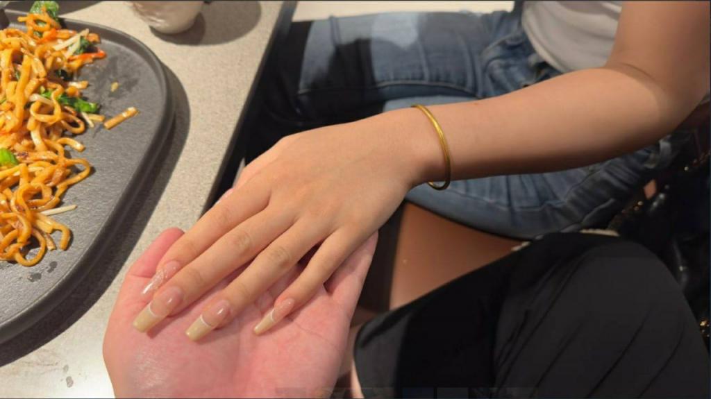 此刻的她，已经完全不是白天那个斯文安静的反差妹了[120P]