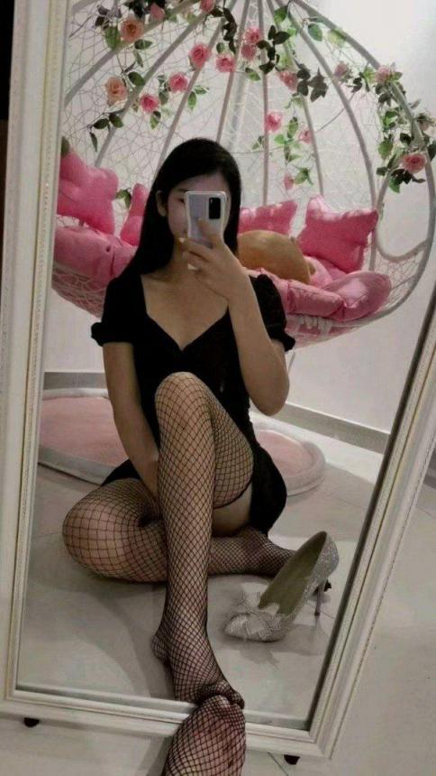 此刻的她，已经完全不是白天那个斯文安静的反差妹了[120P]