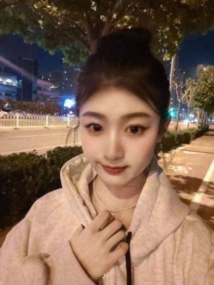 此刻的她，已经完全不是白天那个斯文安静的反差妹了[120P]