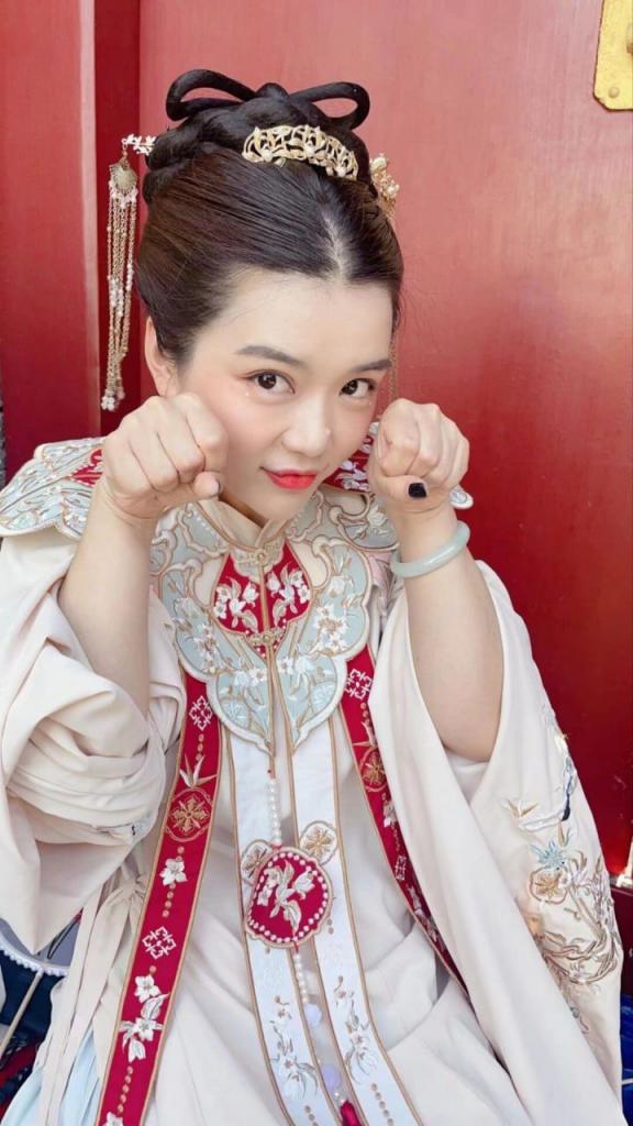 此刻的她，已经完全不是白天那个斯文安静的反差妹了[120P]