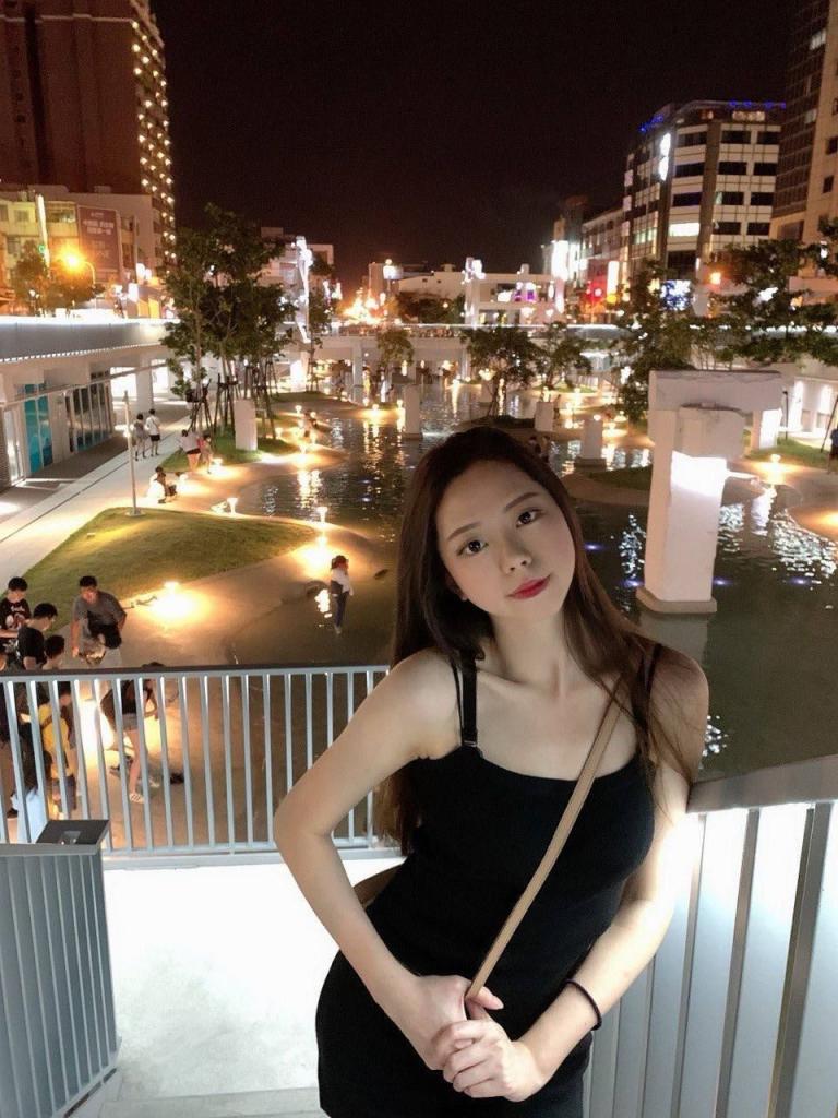 此刻的她，已经完全不是白天那个斯文安静的反差妹了[120P]