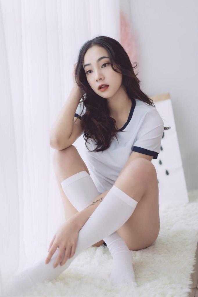 此刻的她，已经完全不是白天那个斯文安静的反差妹了[120P]