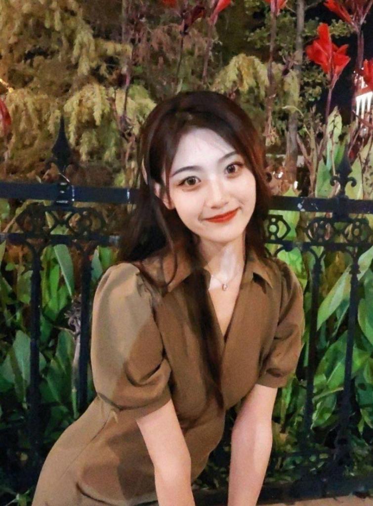 此刻的她，已经完全不是白天那个斯文安静的反差妹了[120P]