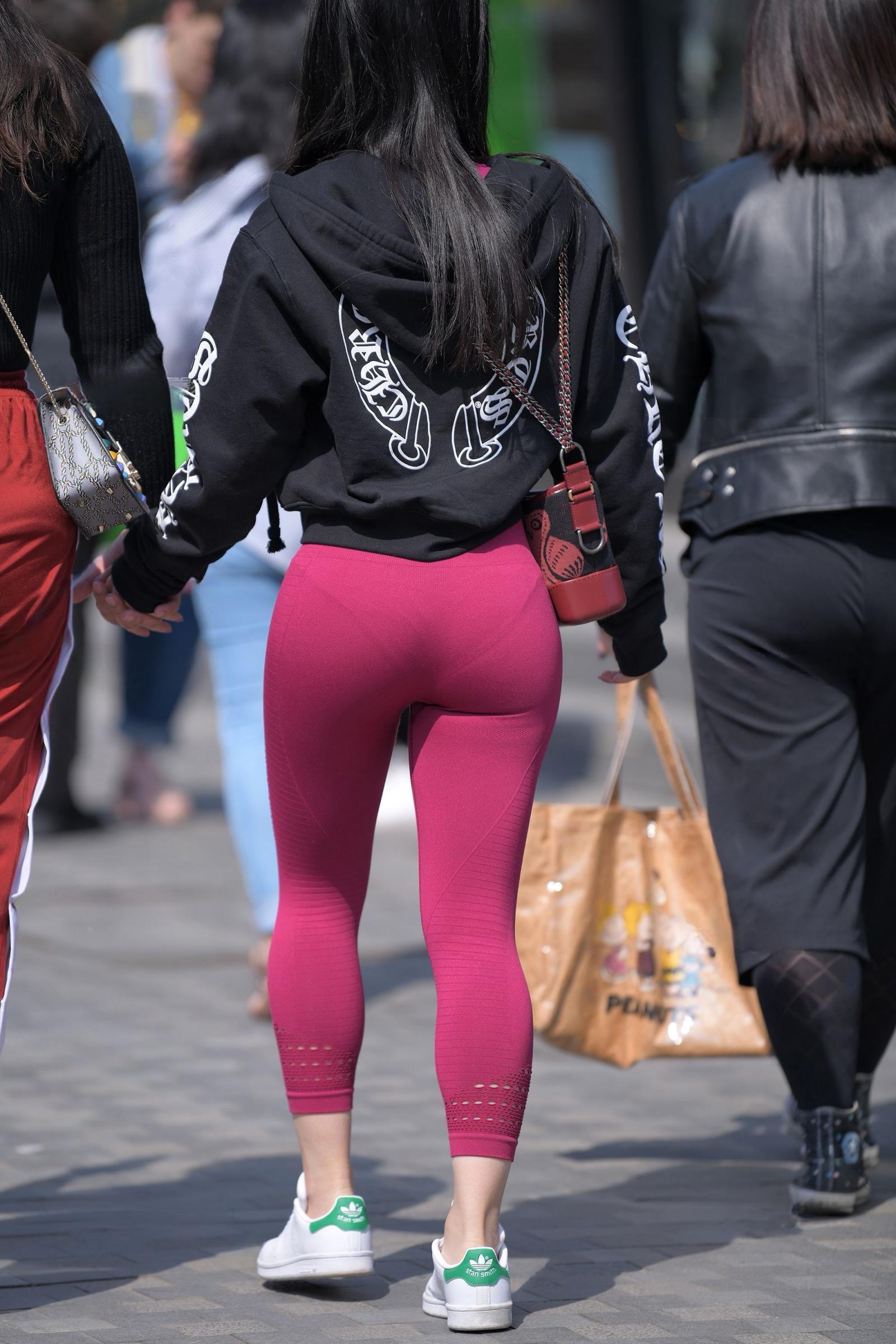 搞不懂这样穿瑜伽裤上街的目的[16P]