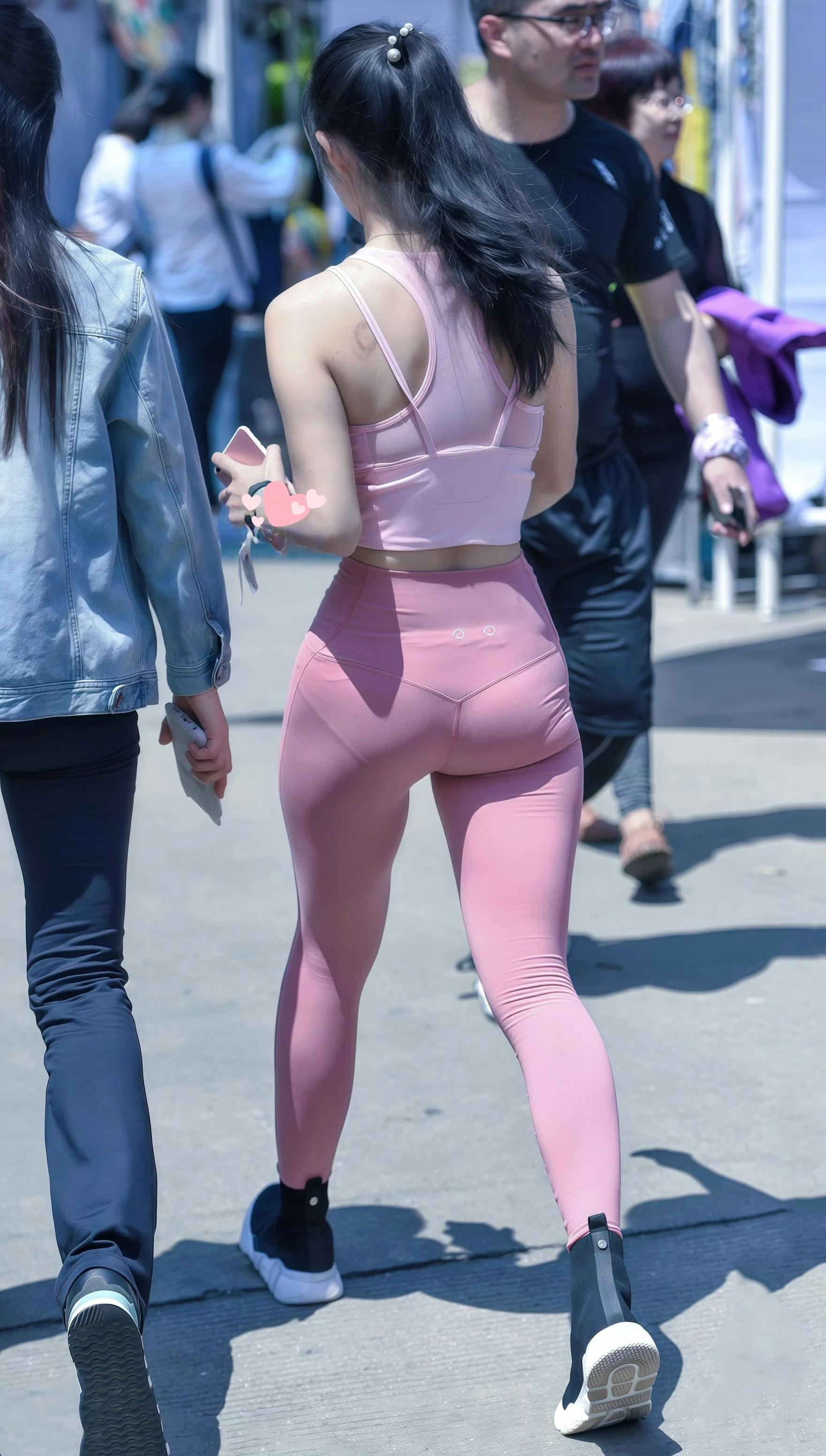 搞不懂这样穿瑜伽裤上街的目的[16P]
