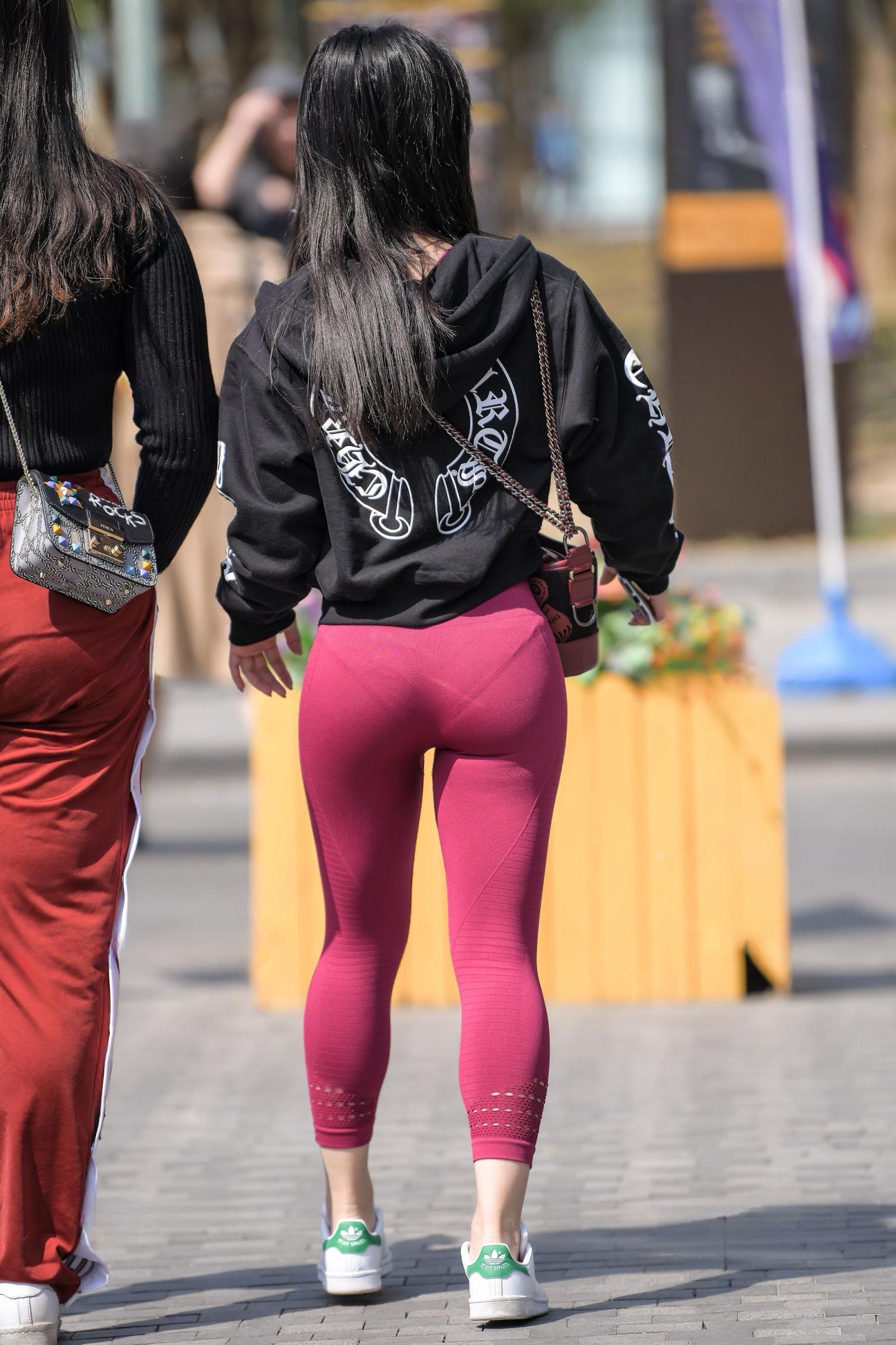 搞不懂这样穿瑜伽裤上街的目的[16P]